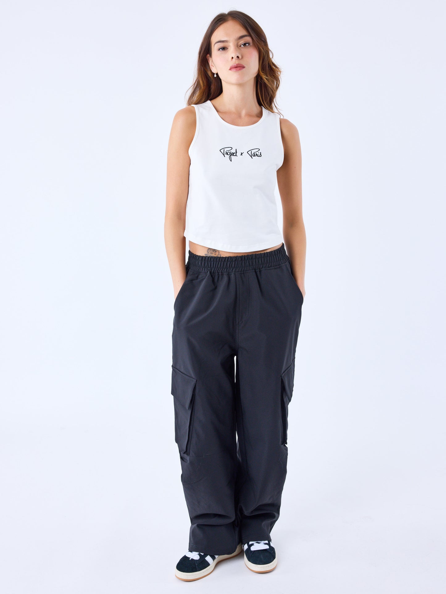 crop-top-debardeur-essentials-blanc-casse-modelshot