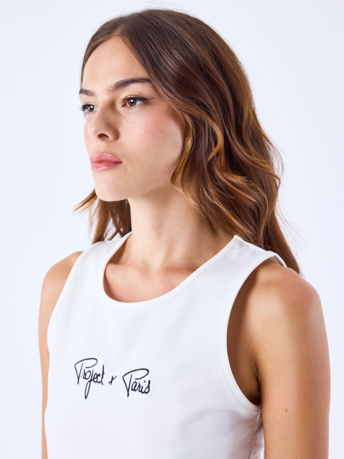 crop-top-debardeur-essentials-blanc-casse-modelshot