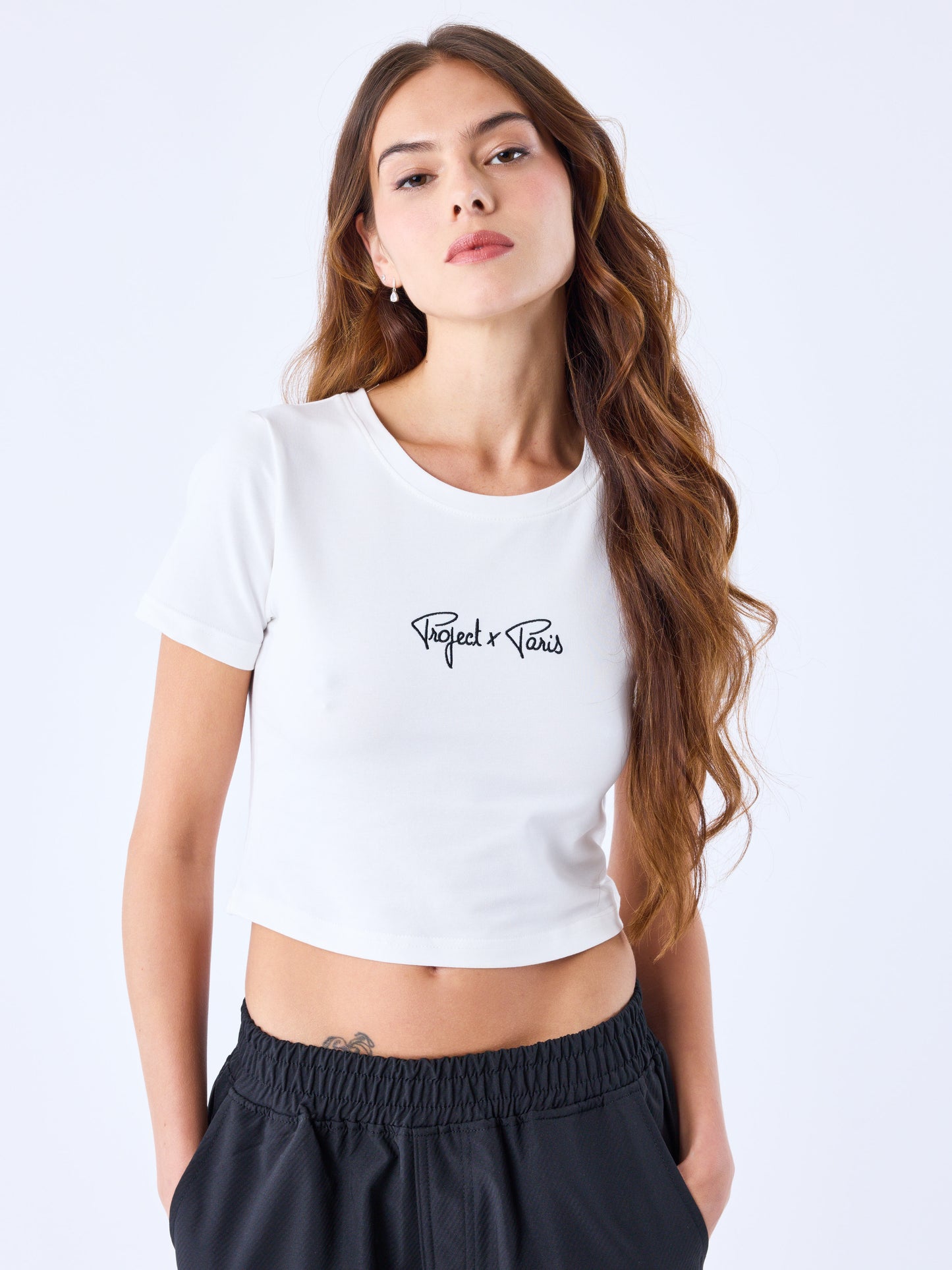 crop-top-essentials-blanc-casse-modelshot
