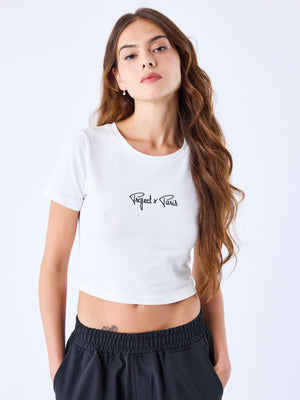 crop-top-essentials-blanc-casse-modelshot