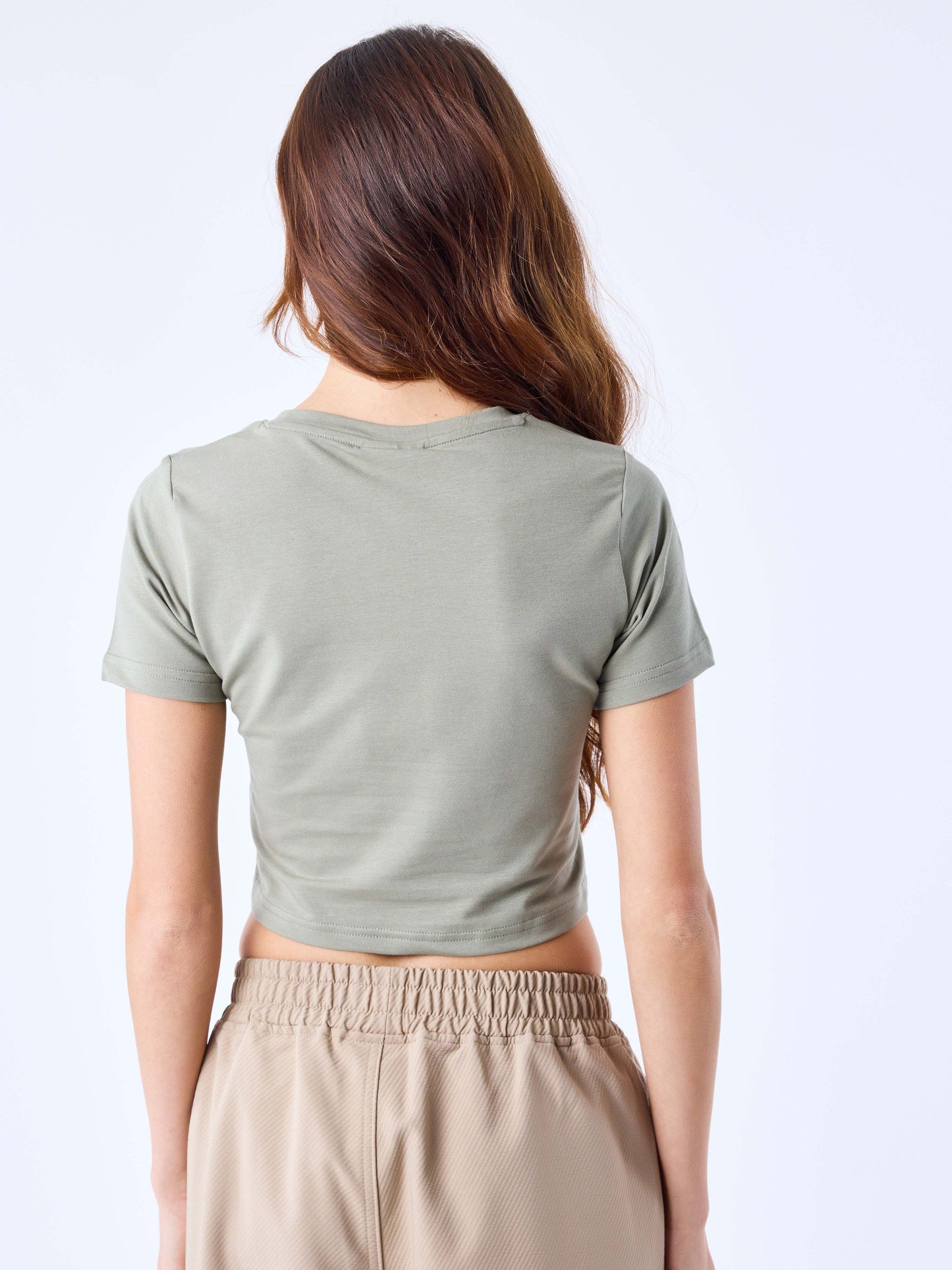 crop-top-essentials-olive-modelshot