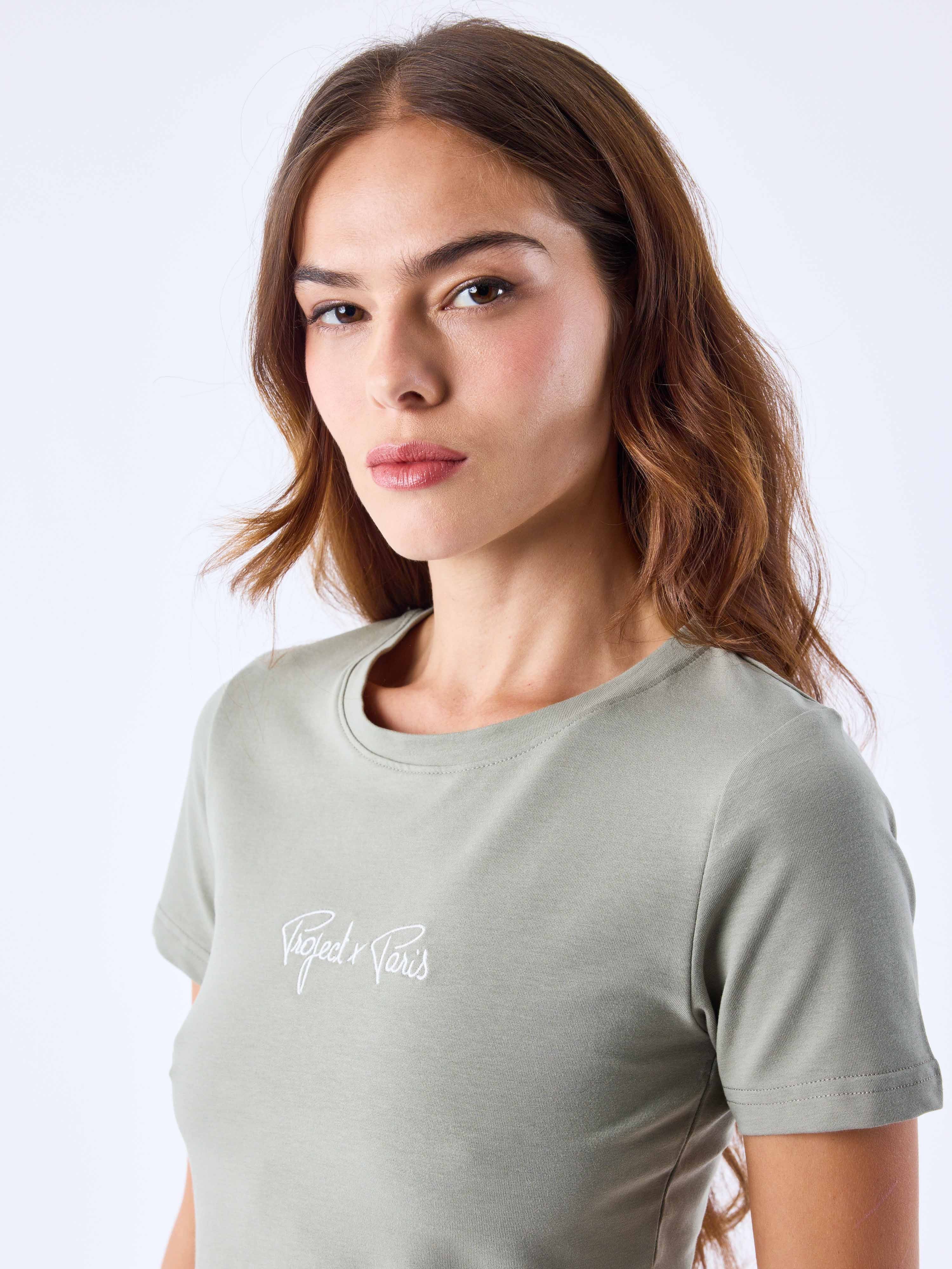 crop-top-essentials-olive-modelshot