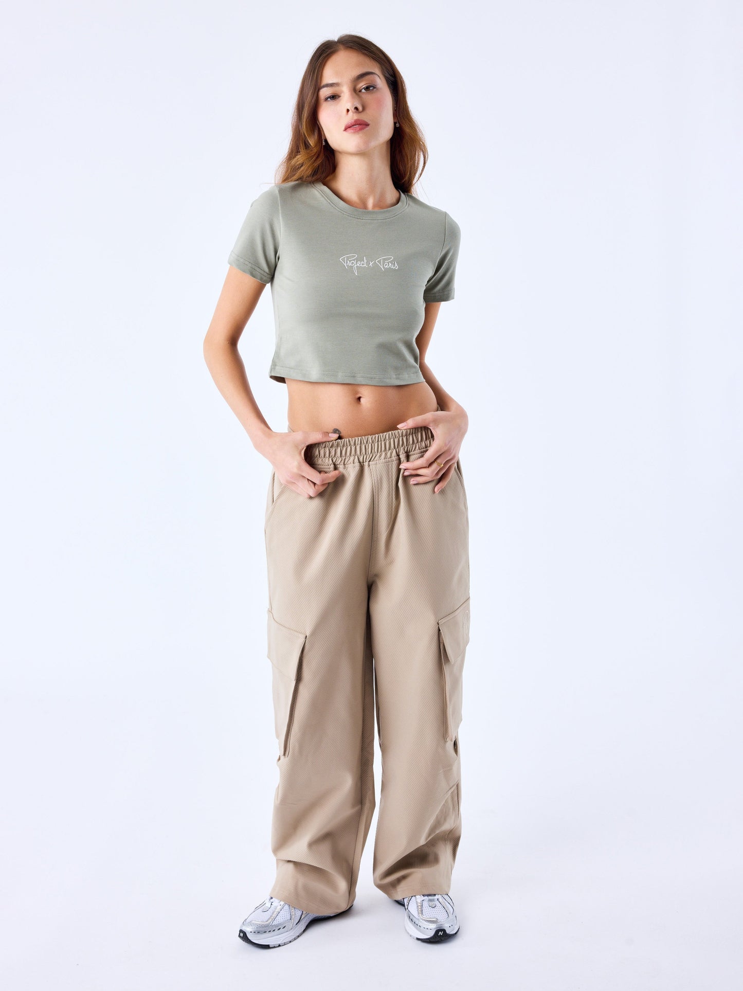crop-top-essentials-olive-modelshot