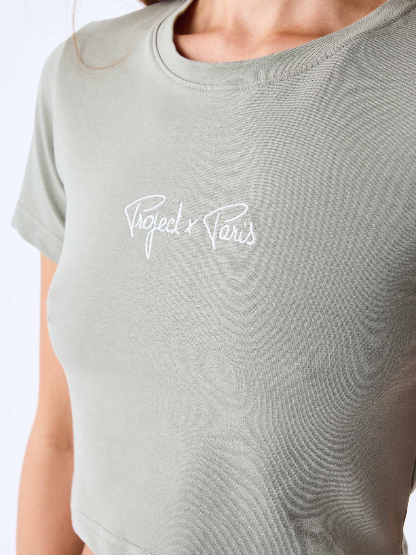 crop-top-essentials-olive-detailshot