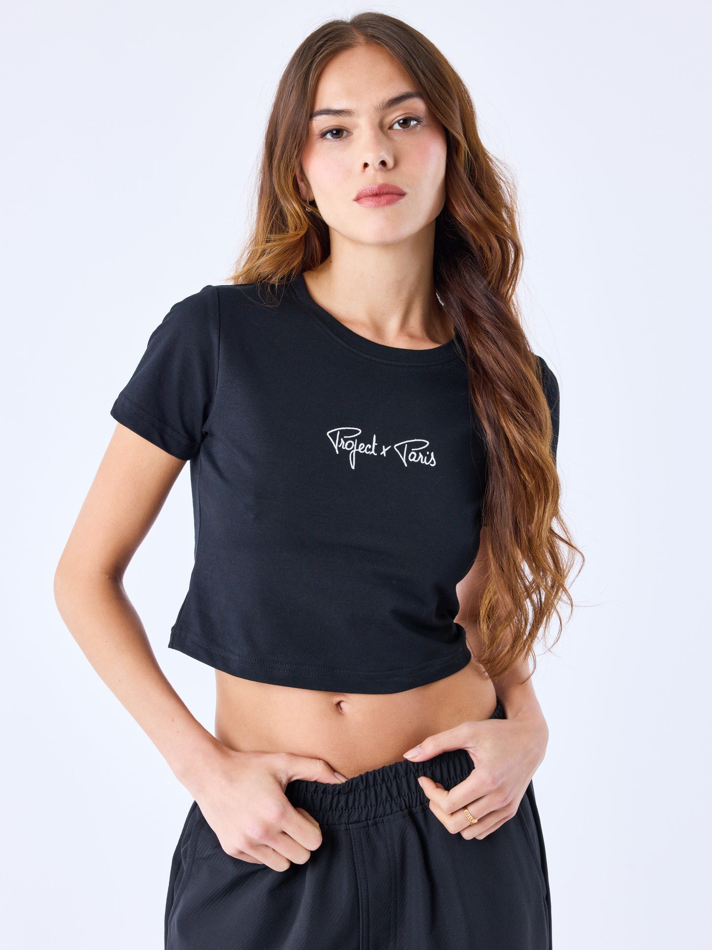 crop-top-essentials-noir-modelshot