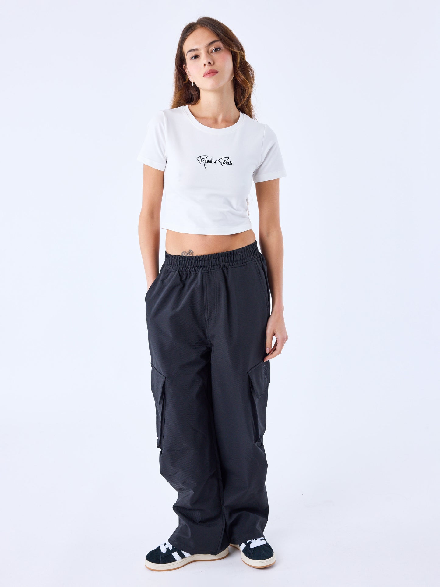 crop-top-essentials-blanc-casse-modelshot