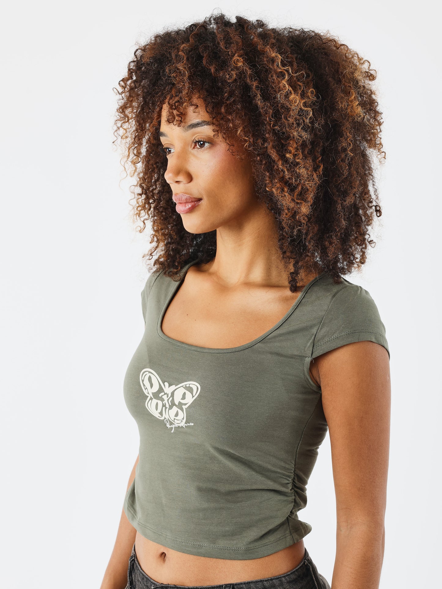 crop-top-papillon-olive-fonce-modelshot