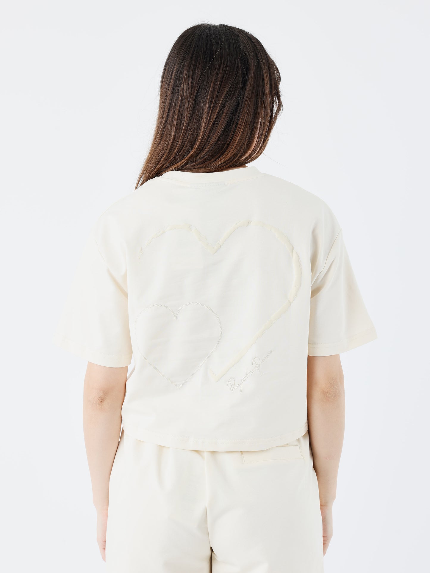 crop-top-tee-wicker-heart-craie-modelshot