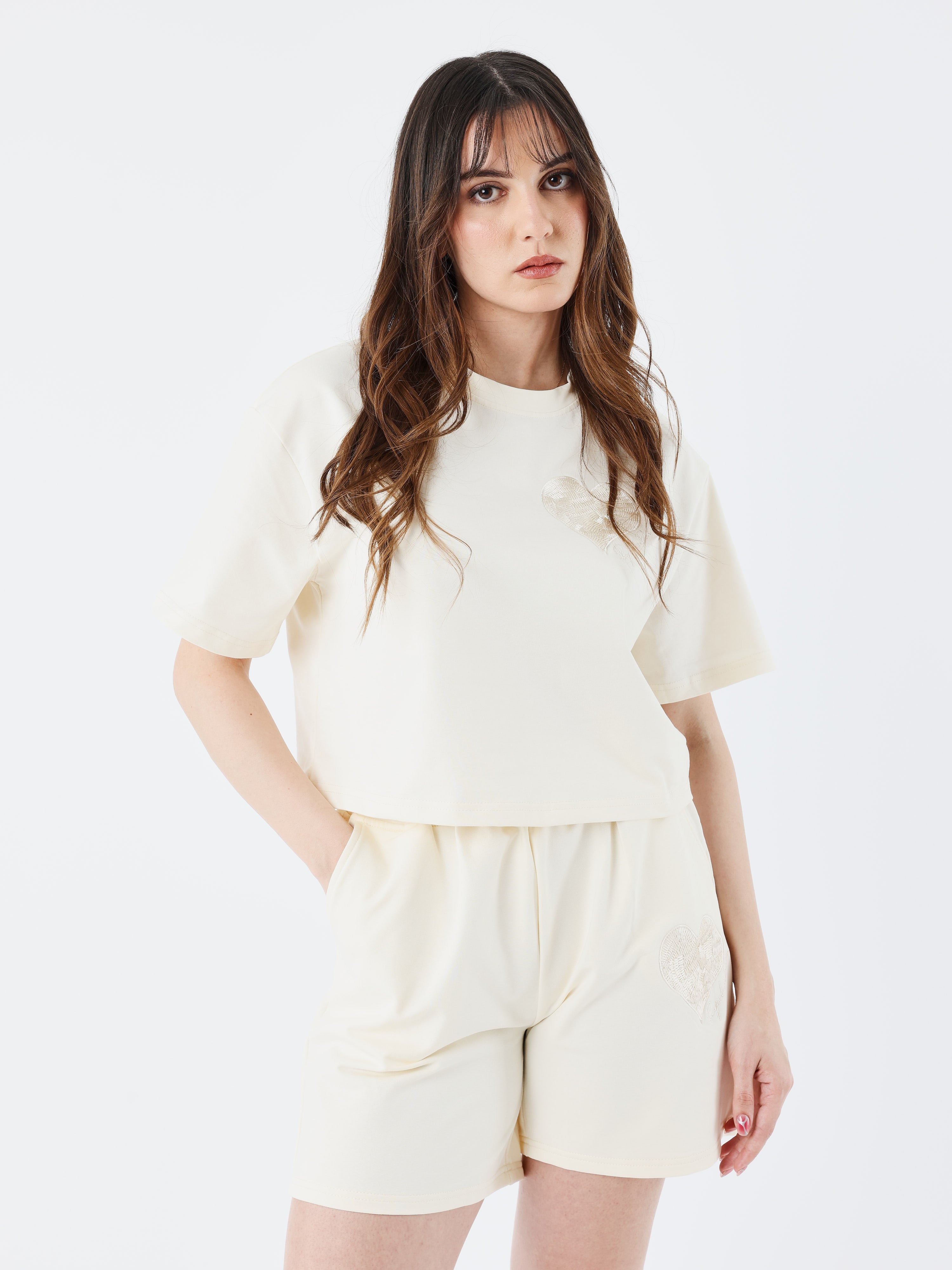 crop-top-tee-wicker-heart-craie-modelshot