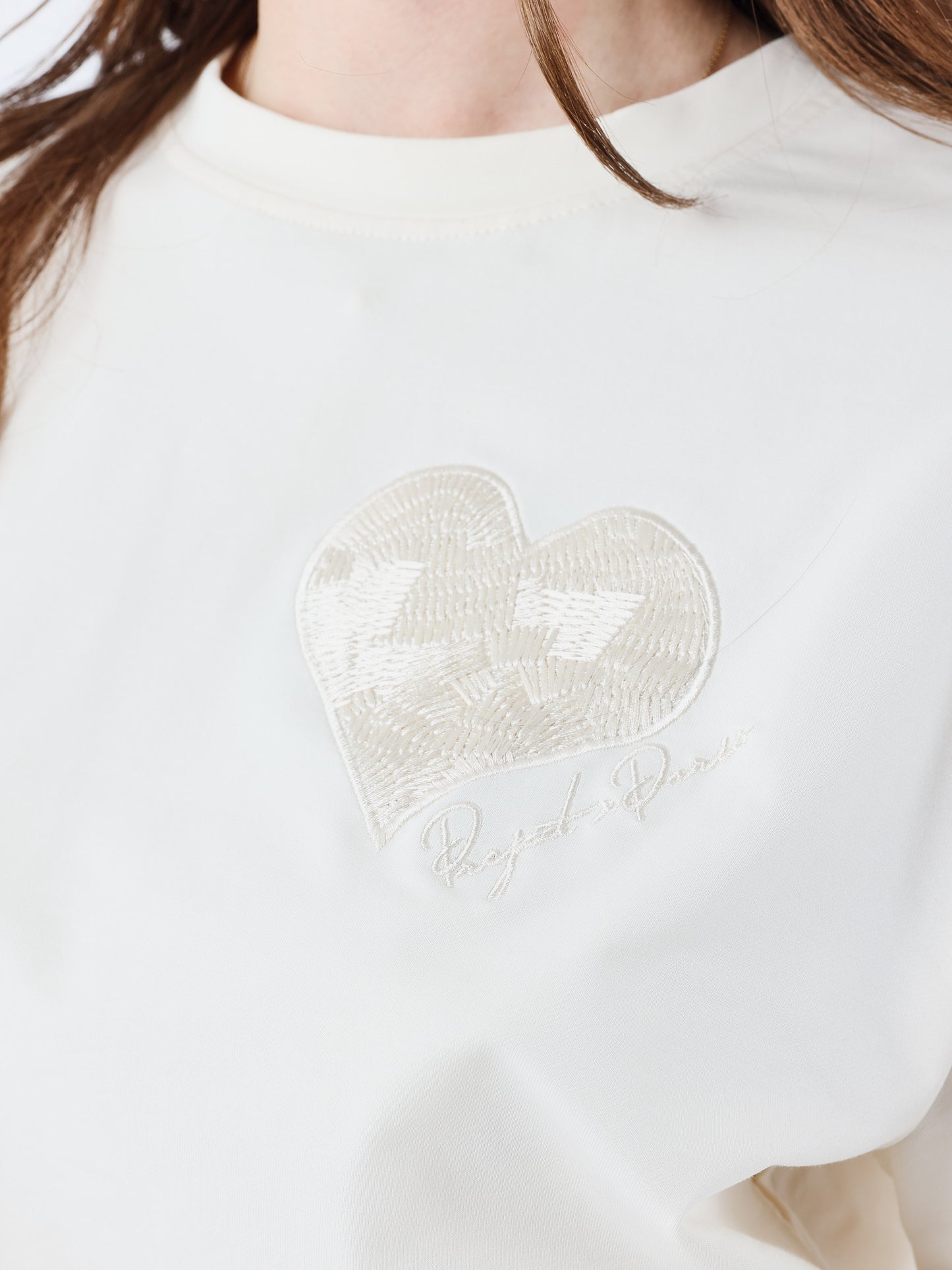 crop-top-tee-wicker-heart-craie-detailshot