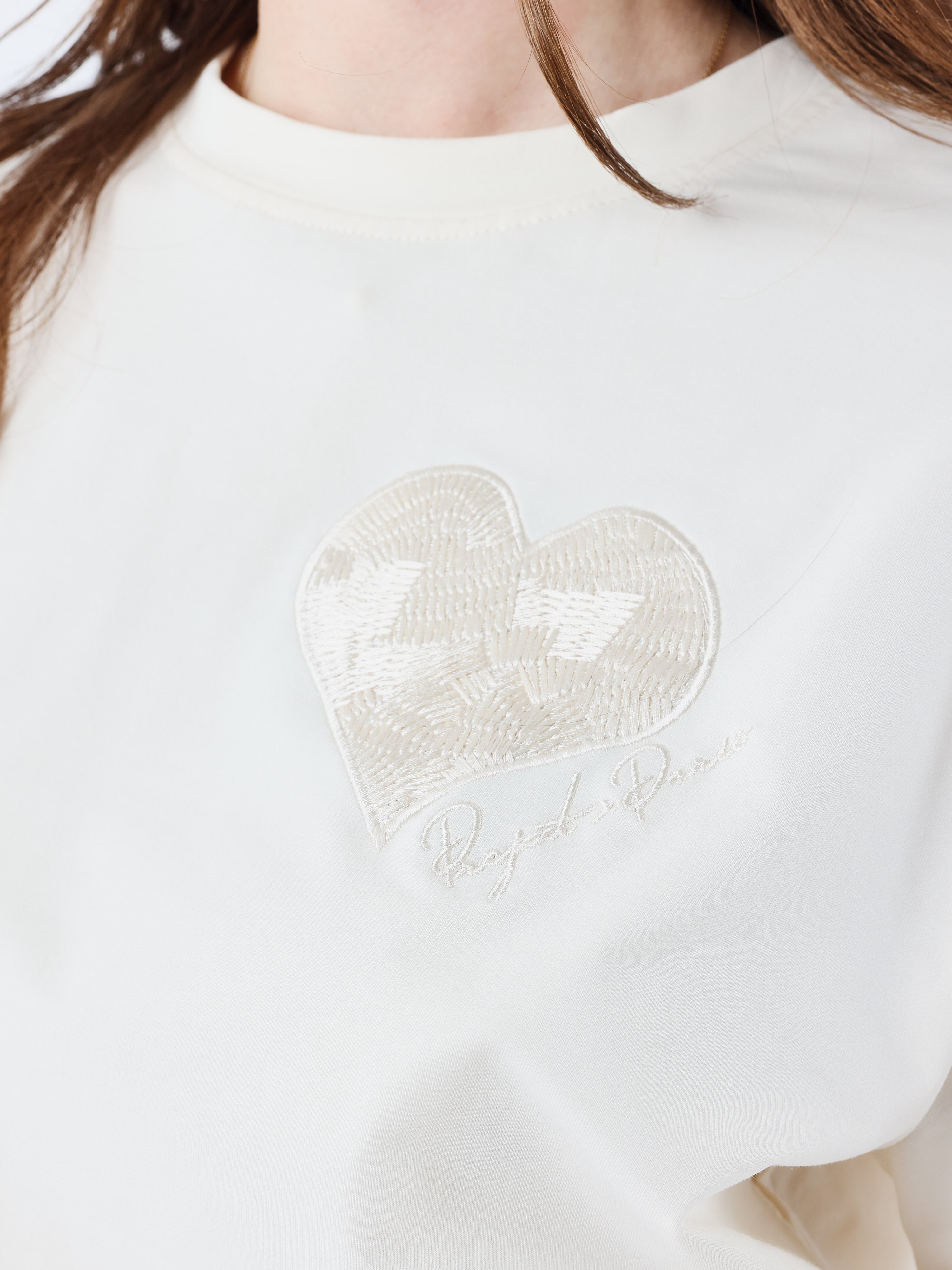 crop-top-tee-wicker-heart-craie-detailshot