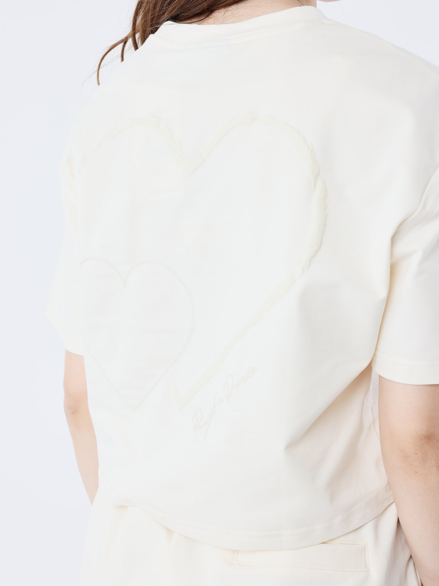 crop-top-tee-wicker-heart-craie-modelshot