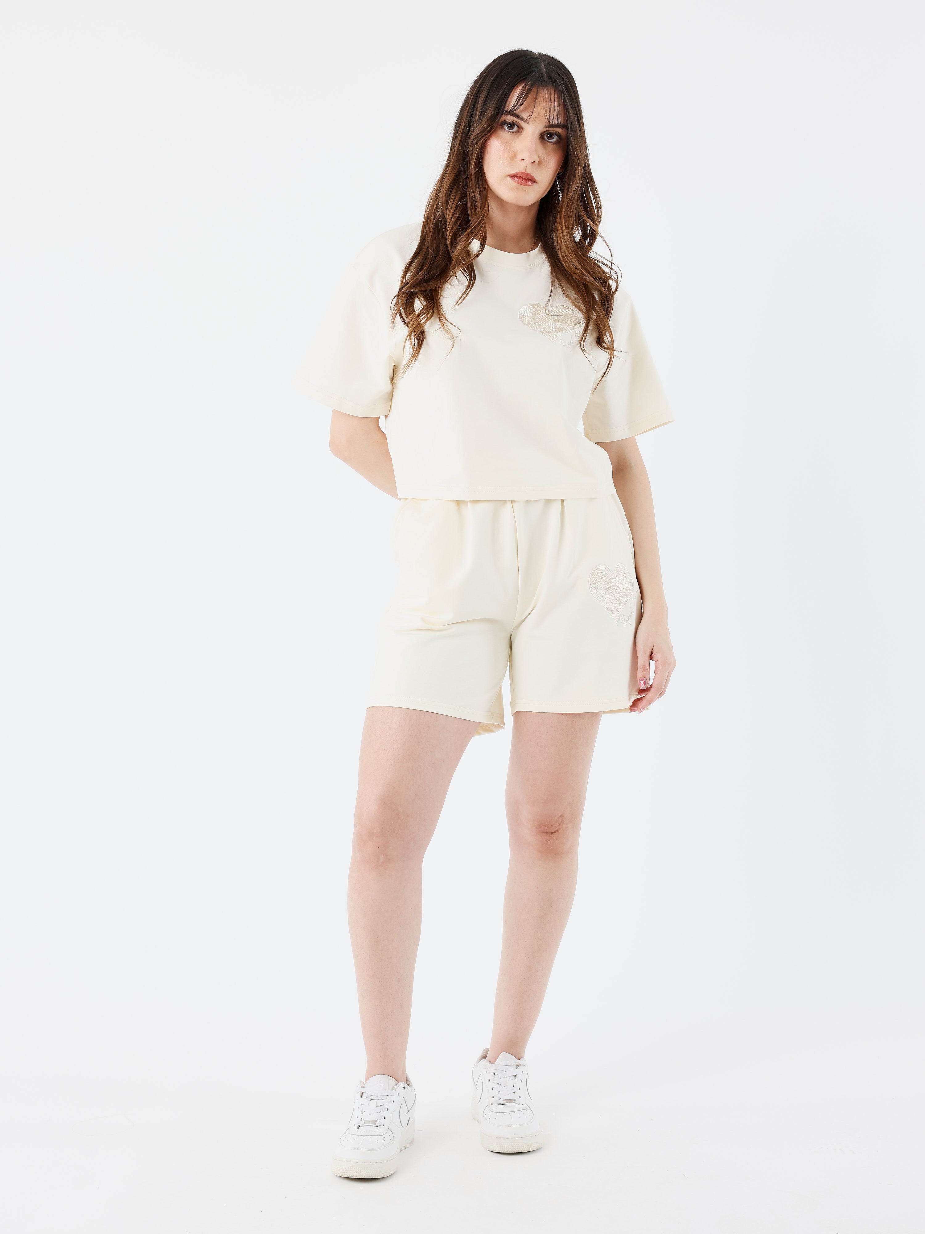 crop-top-tee-wicker-heart-craie-modelshot