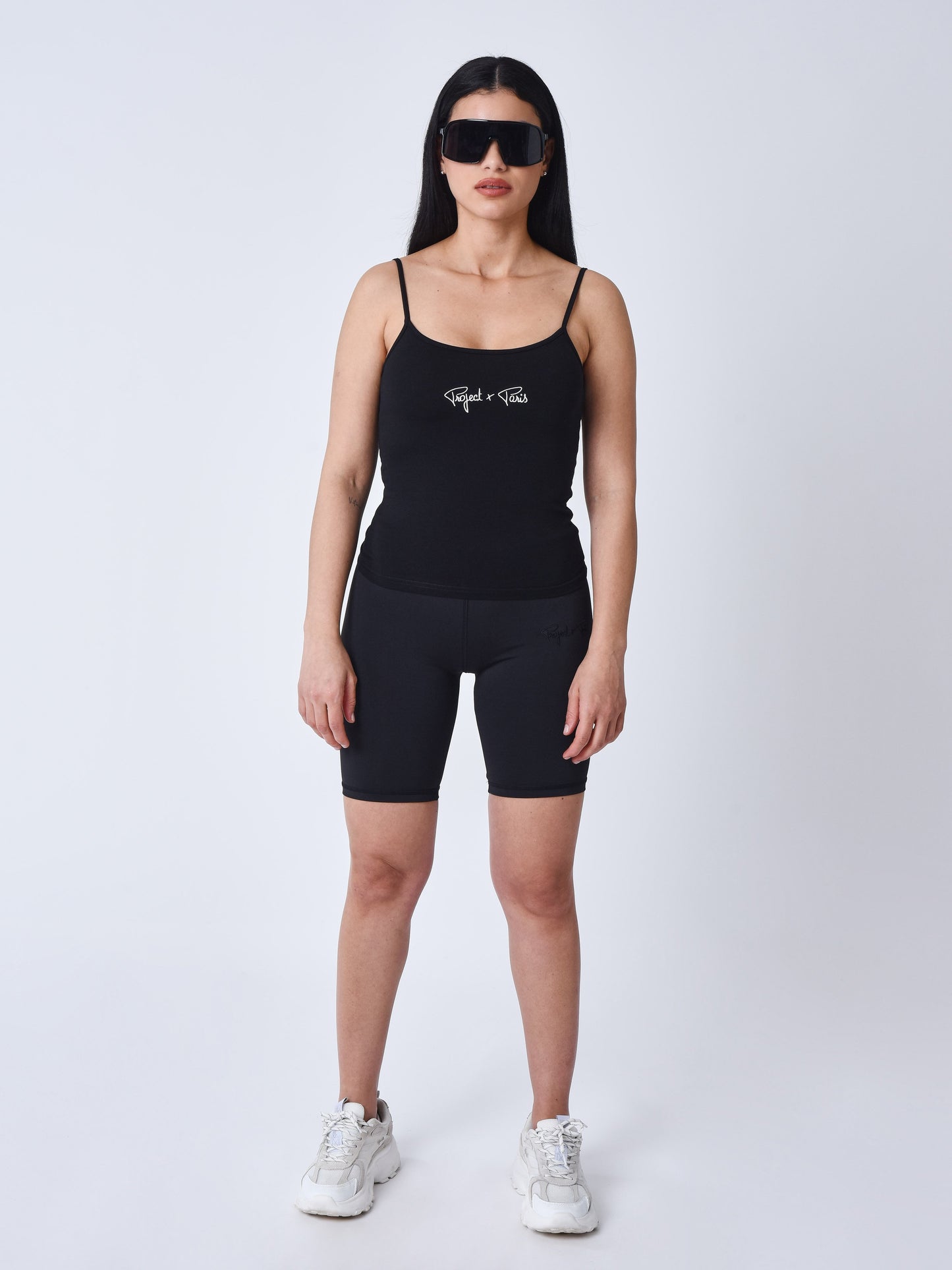 cycliste-femme-essentials-noir-modelshot