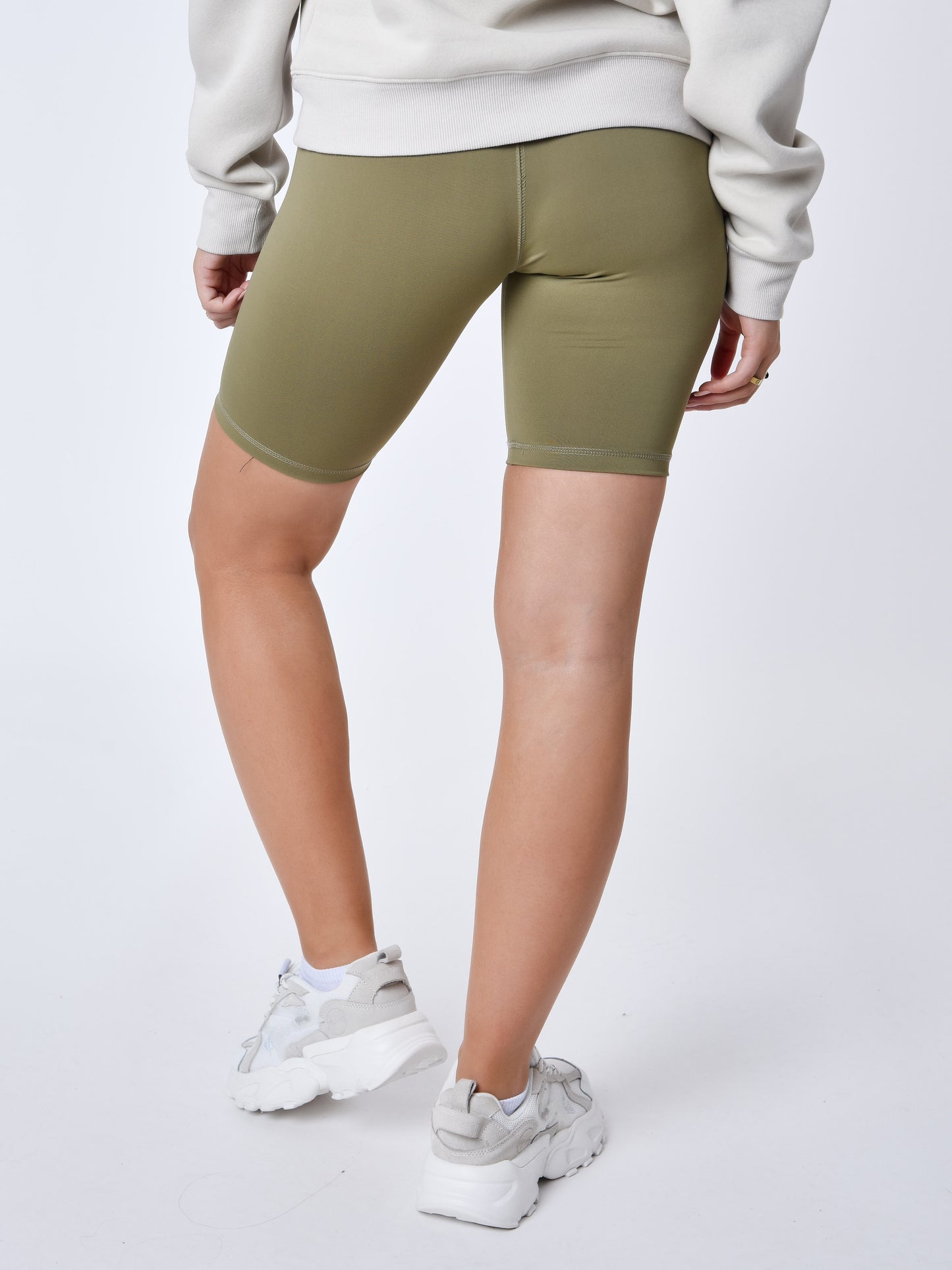 cycliste-femme-essentials-olive-modelshot
