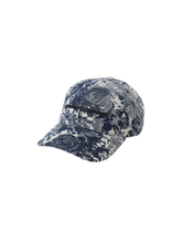 casquette-a-motif-abstrait-bleu-backgroundremoved