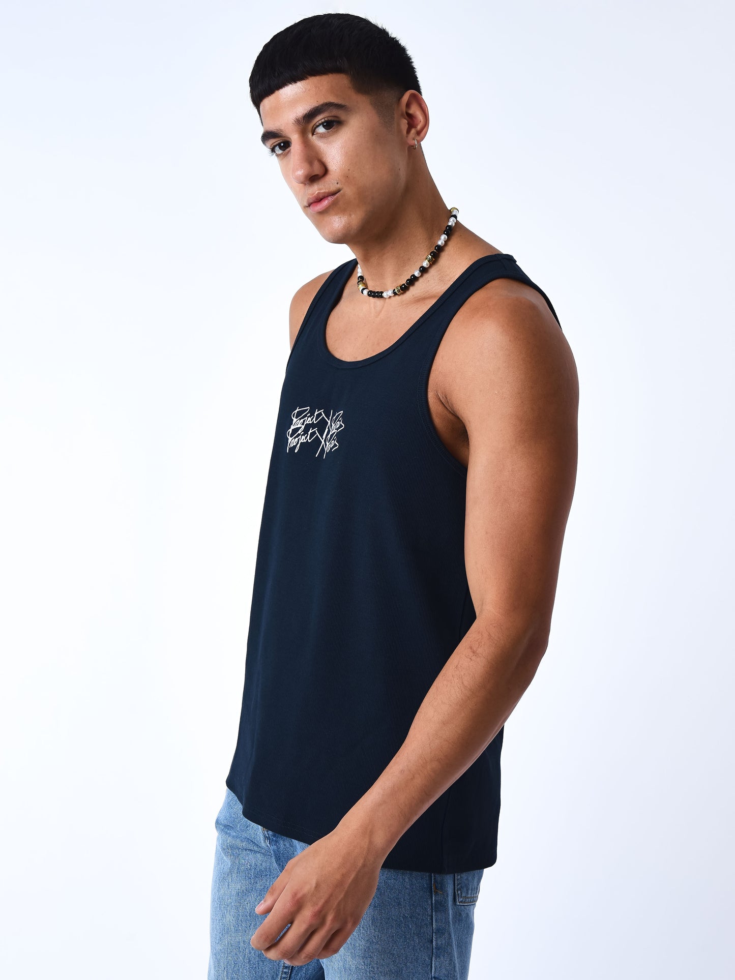 debardeur-a-logo-brode-bleu-ciel-modelshot