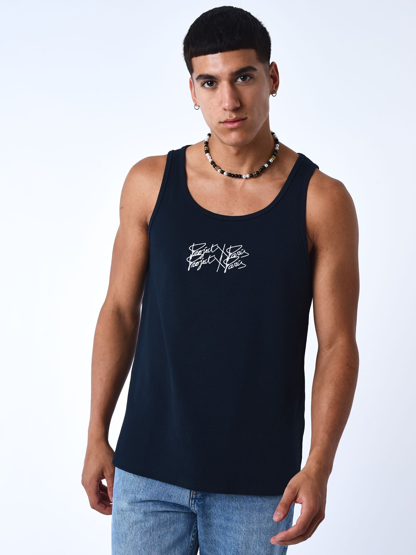 debardeur-a-logo-brode-bleu-ciel-modelshot