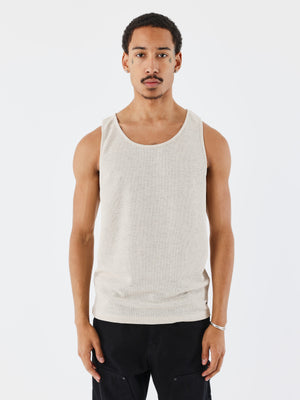 debardeur-leger-en-maille-greige-modelshot