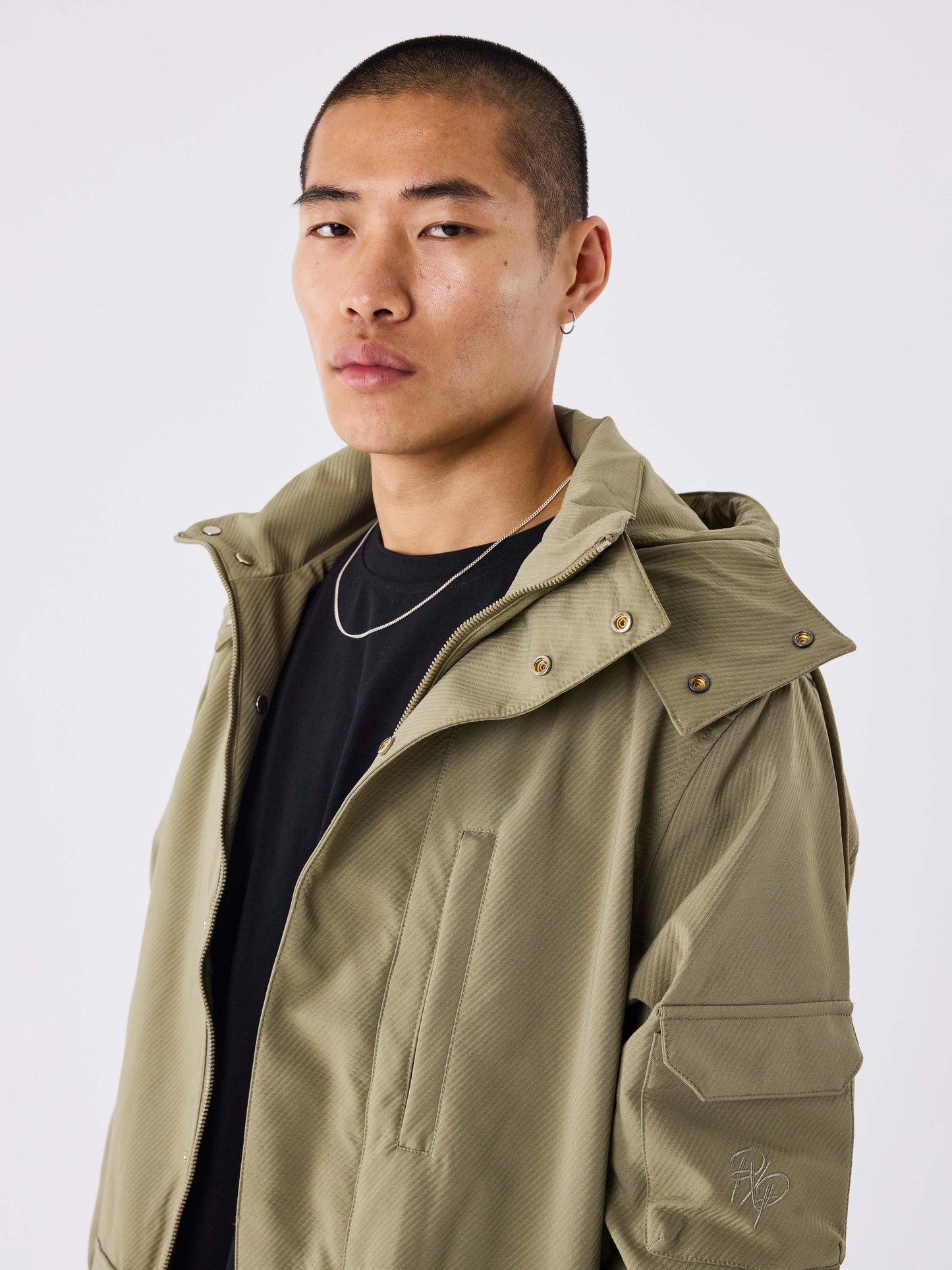 doudoune-longue-a-poches-olive-modelshot