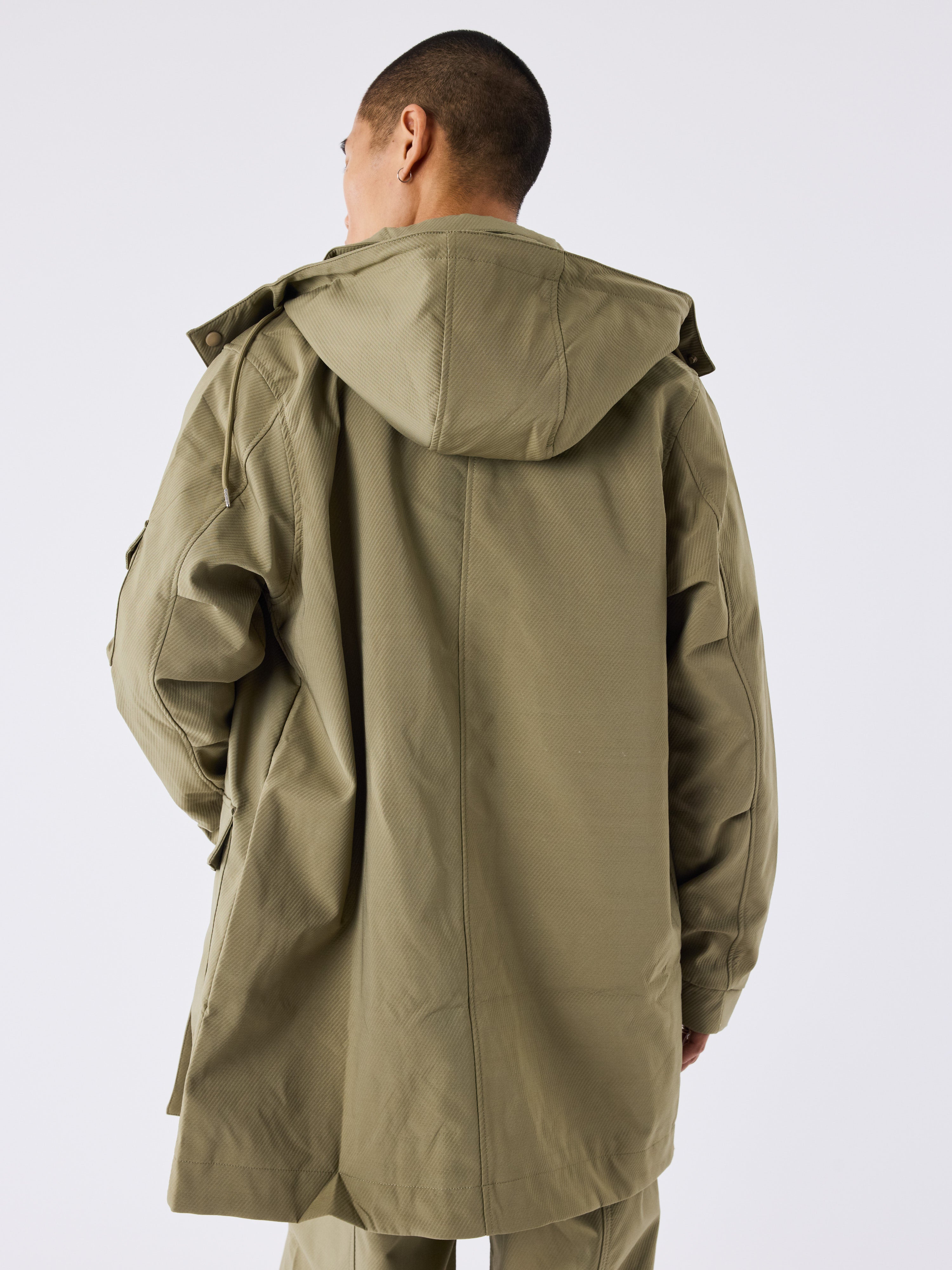 doudoune-longue-a-poches-olive-modelshot