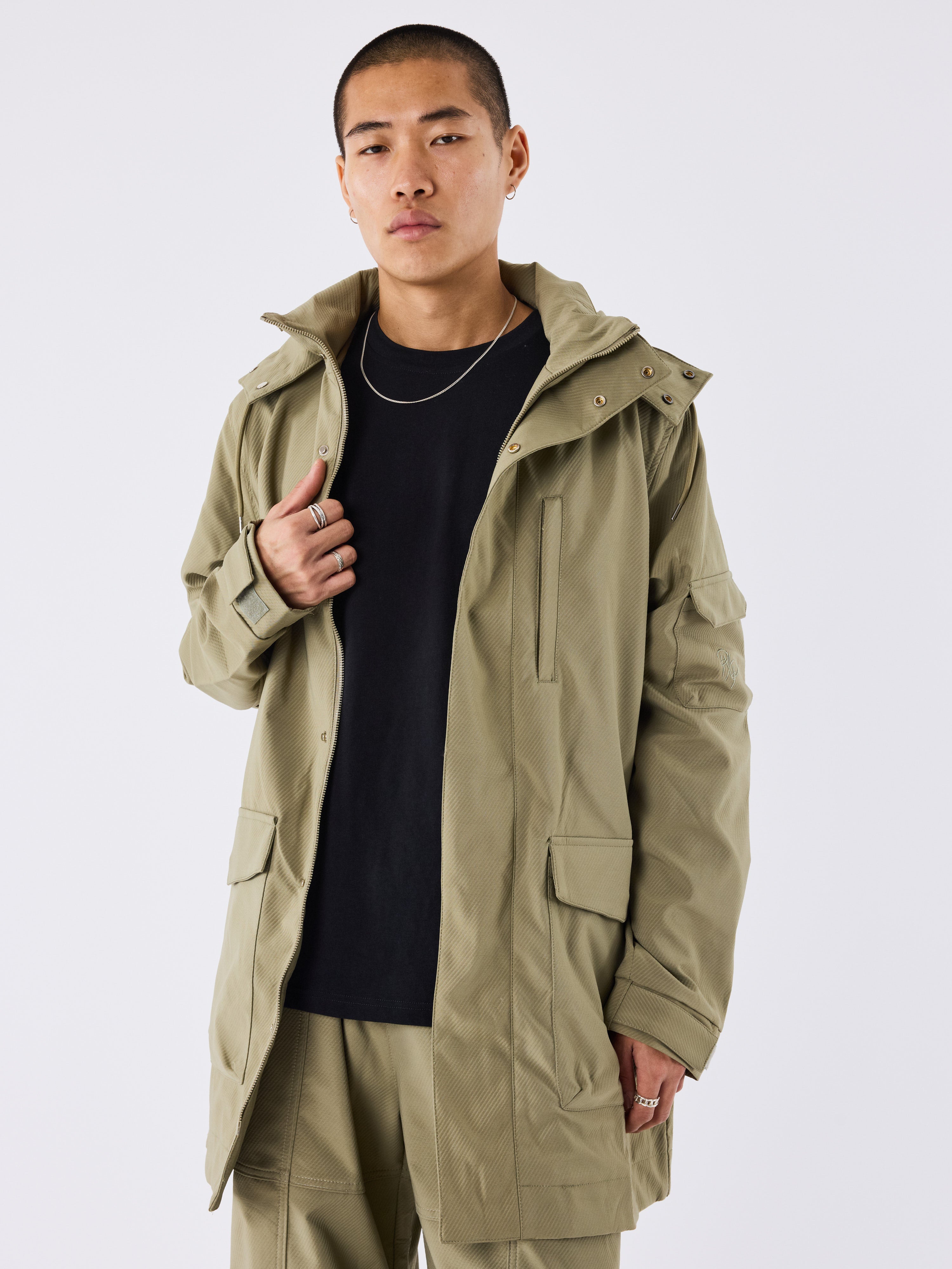 doudoune-longue-a-poches-olive-modelshot