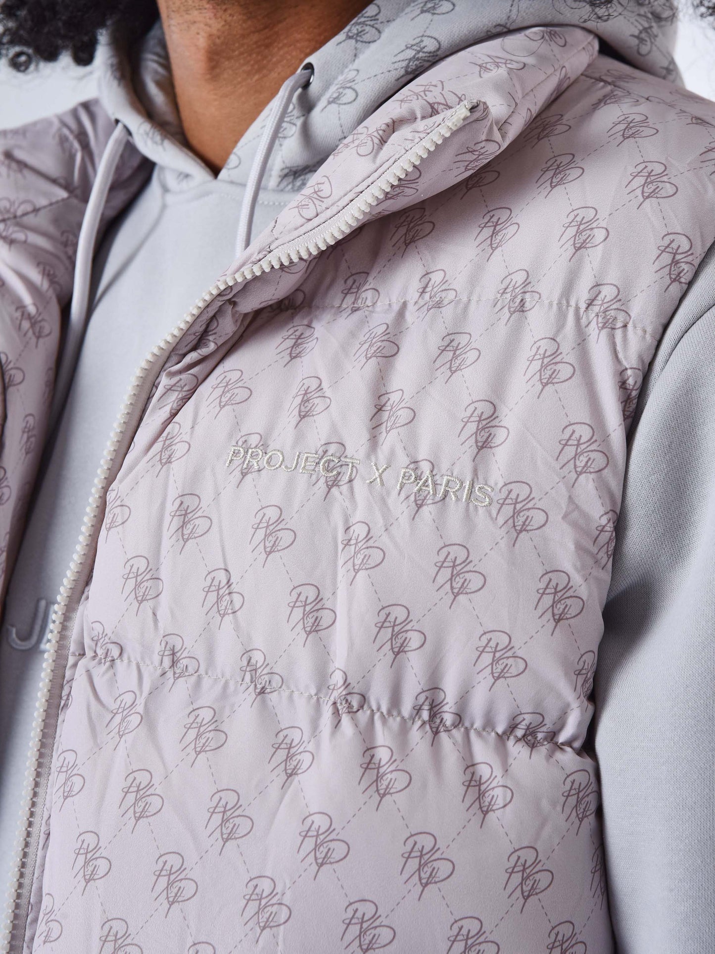 doudoune-sans-manches-all-over-monogramme-greige