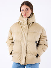 doudoune-ultra-brillante-a-capuche-5092-beige-modelshot