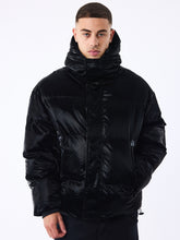 doudoune-ultra-brillante-a-capuche-noir-modelshot