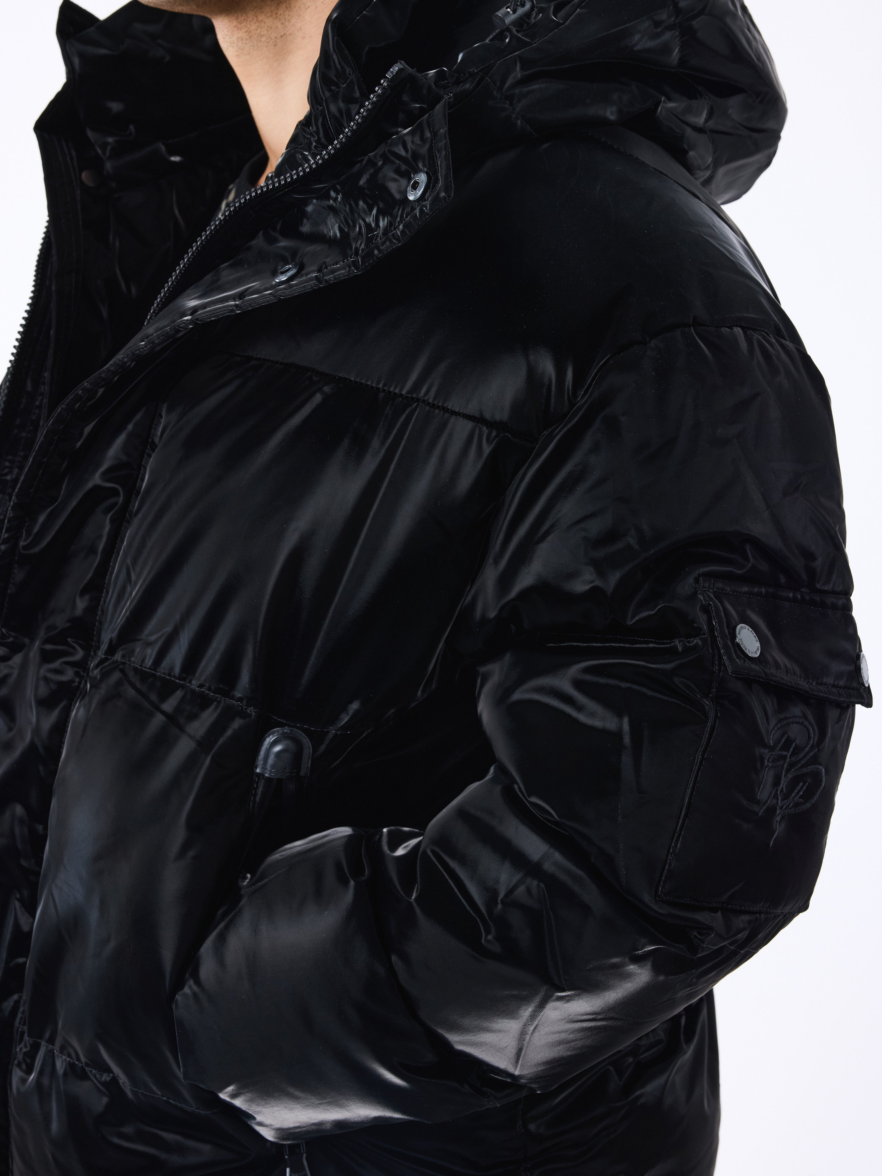 doudoune-ultra-brillante-a-capuche-noir