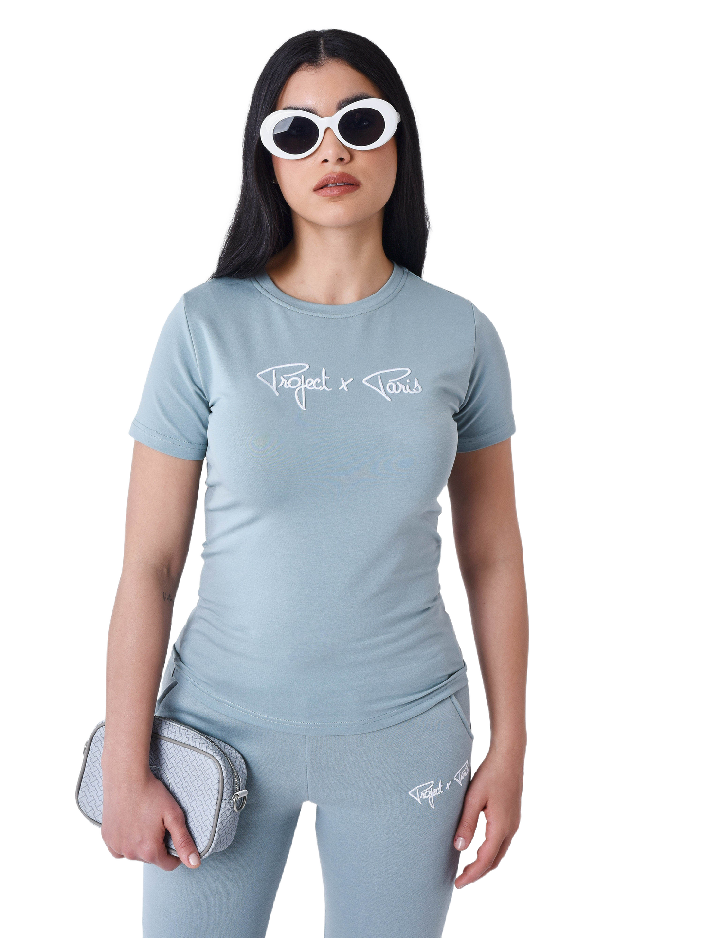 tee-shirt-basic-broderie-logo-signature-bleu-vert-modelshot