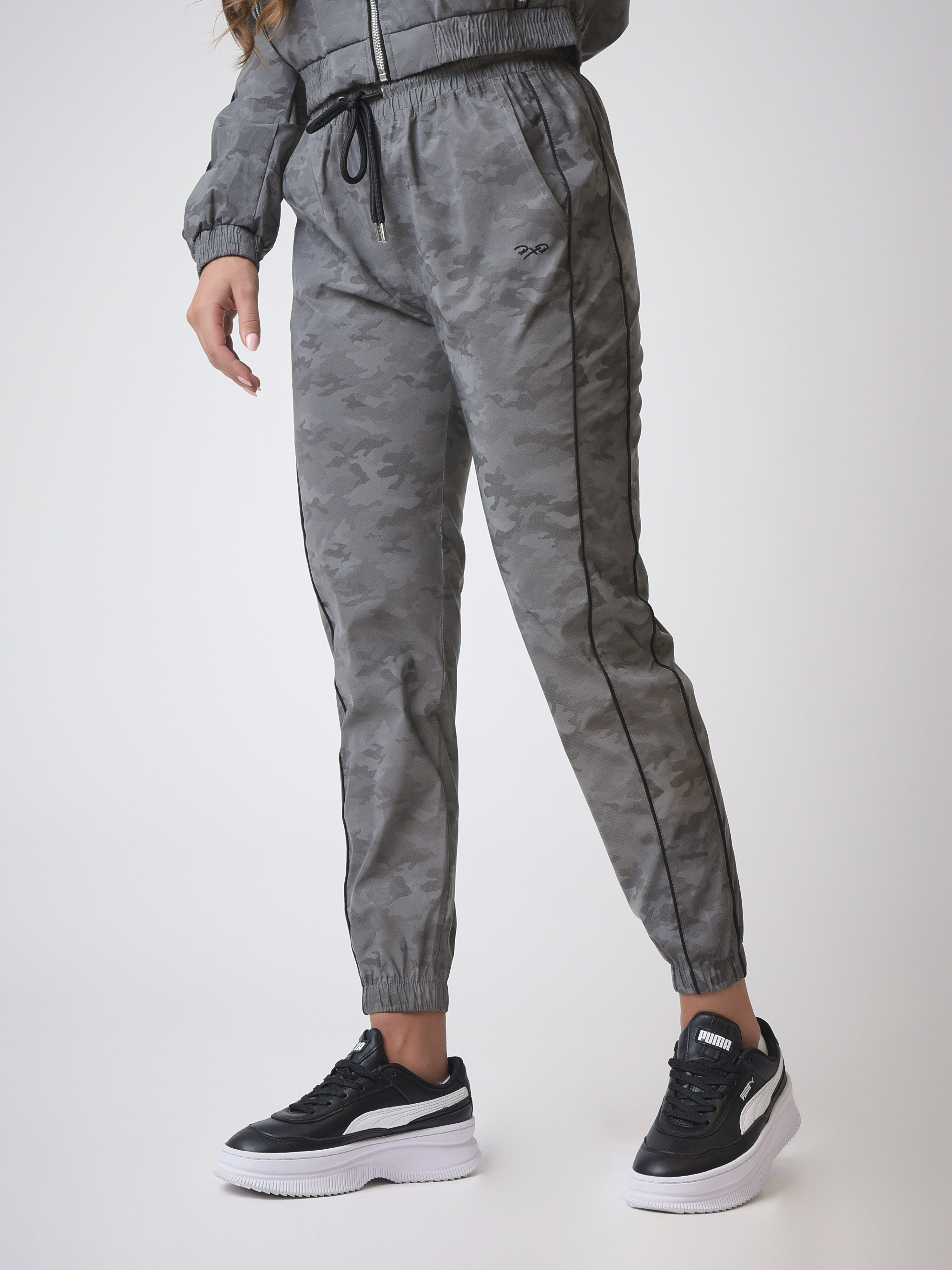 Reflective jogging bottoms with 