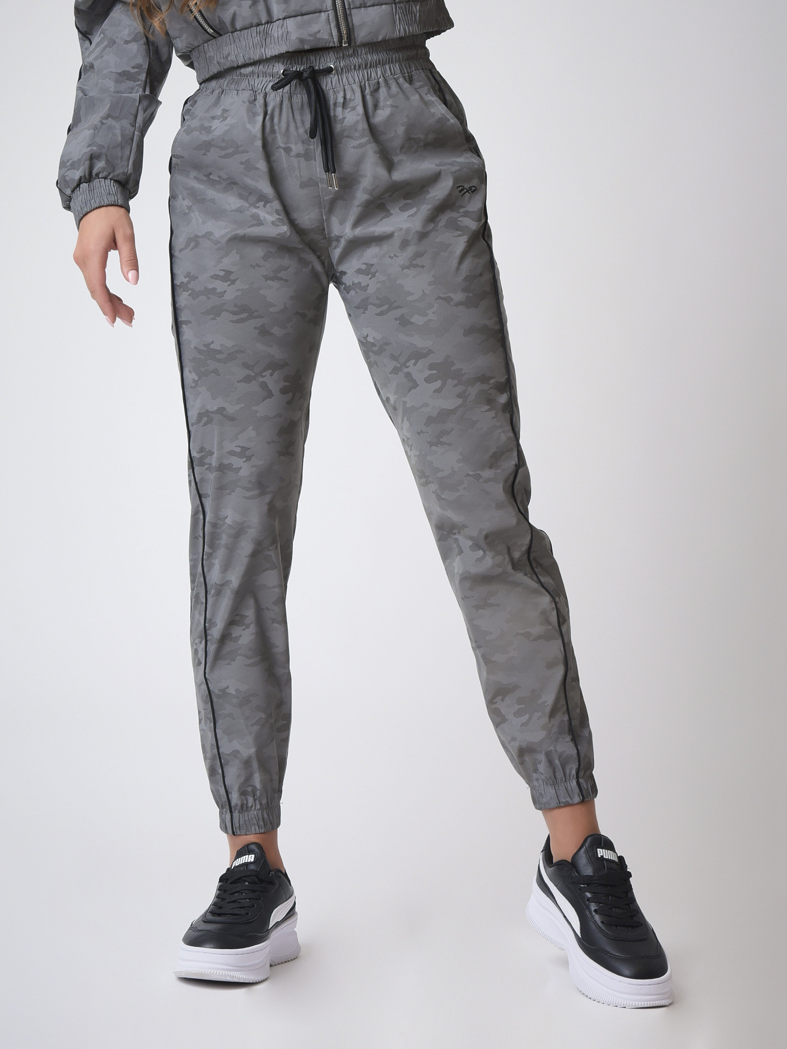 Reflective jogging bottoms with 