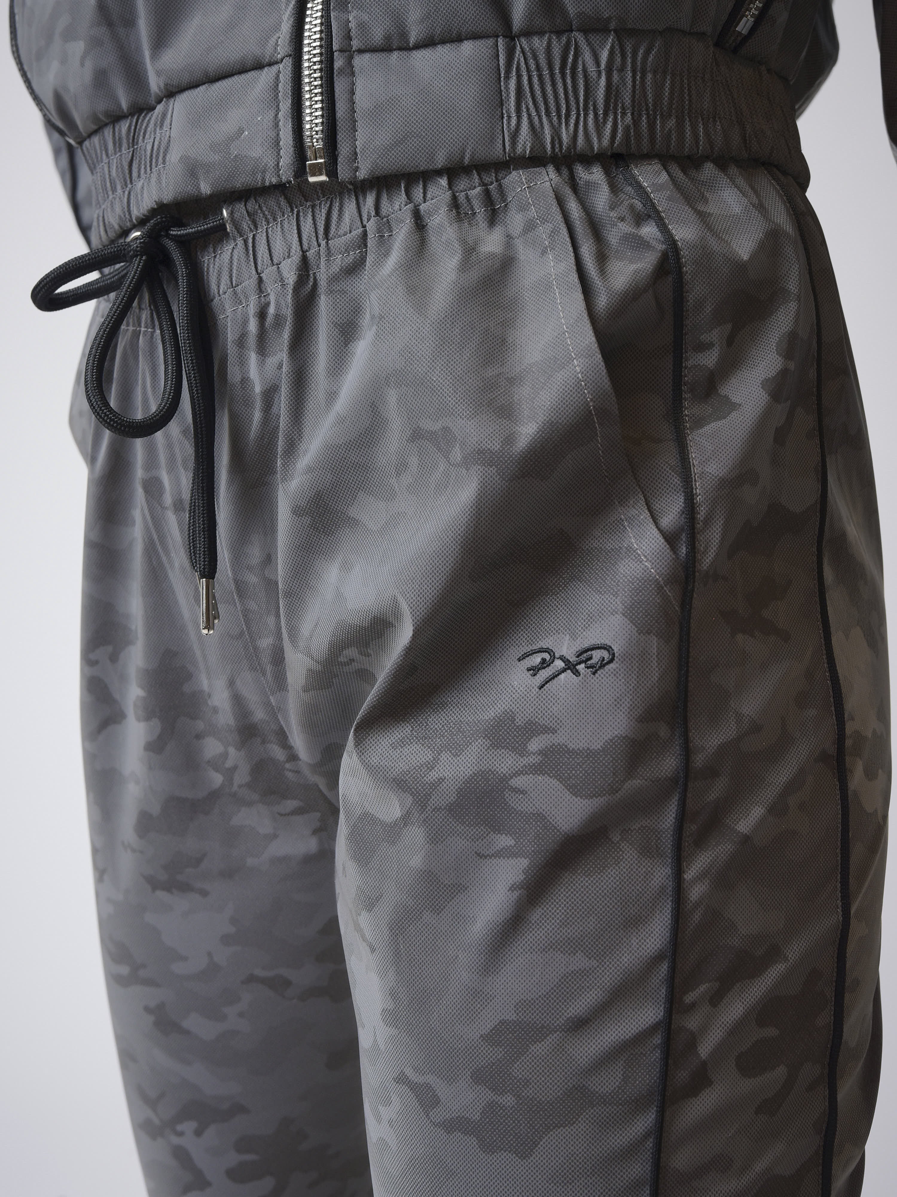 Reflective jogging bottoms with 