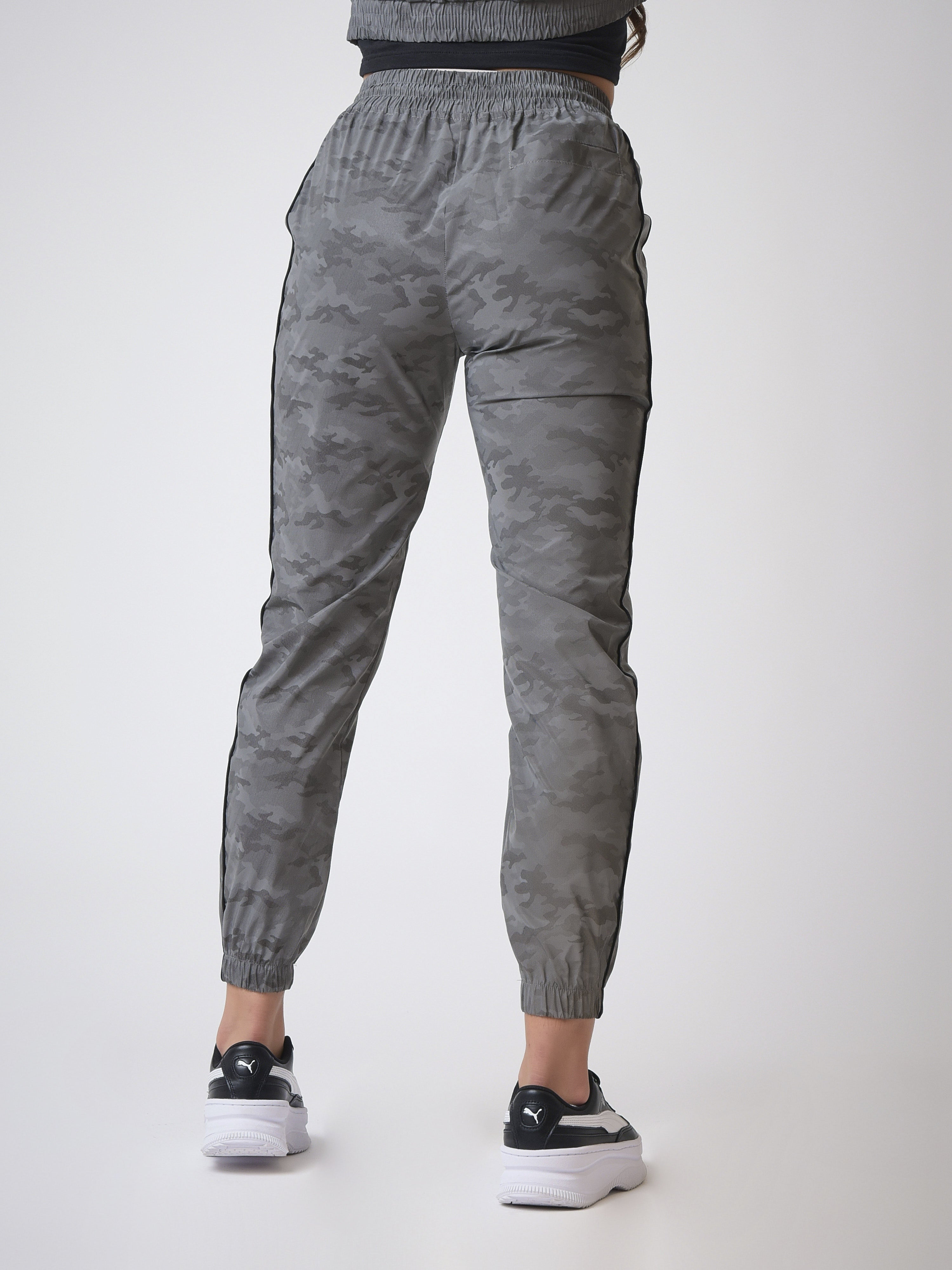 Reflective jogging bottoms with 