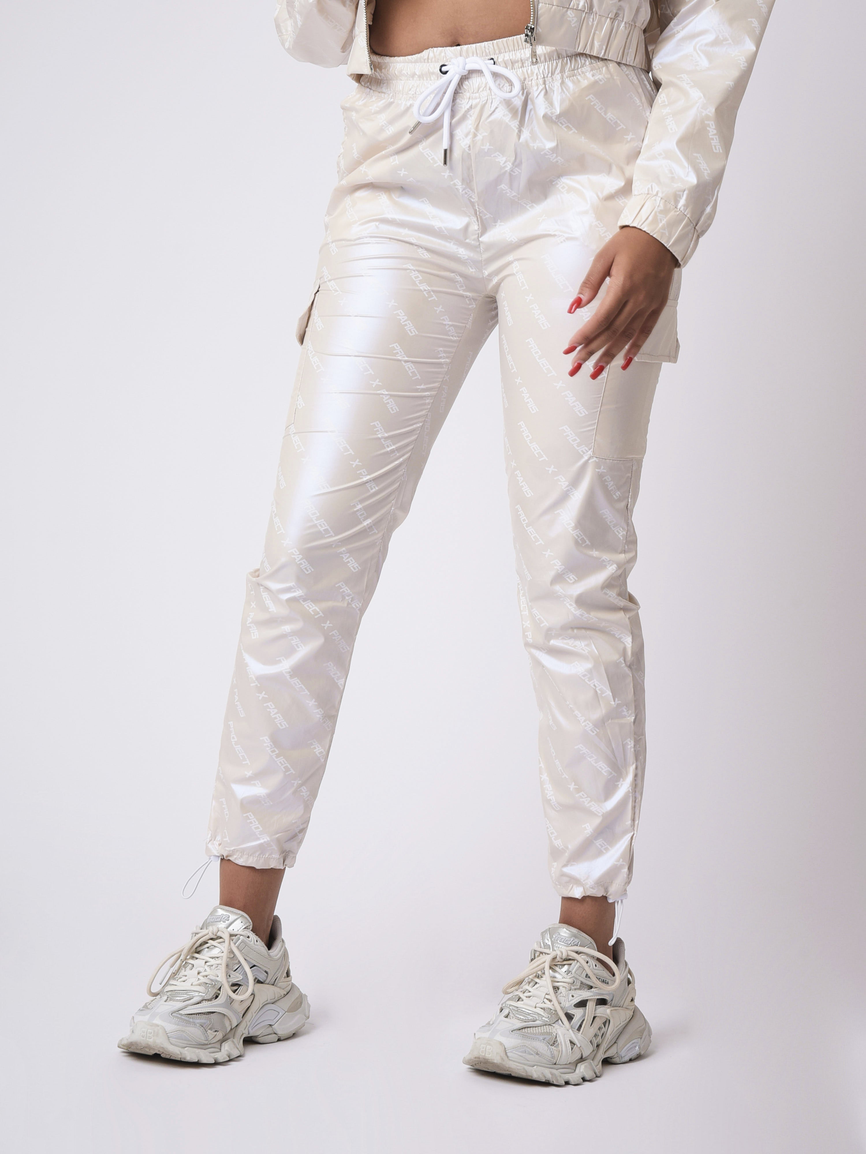 f204090-beige-modelshot
