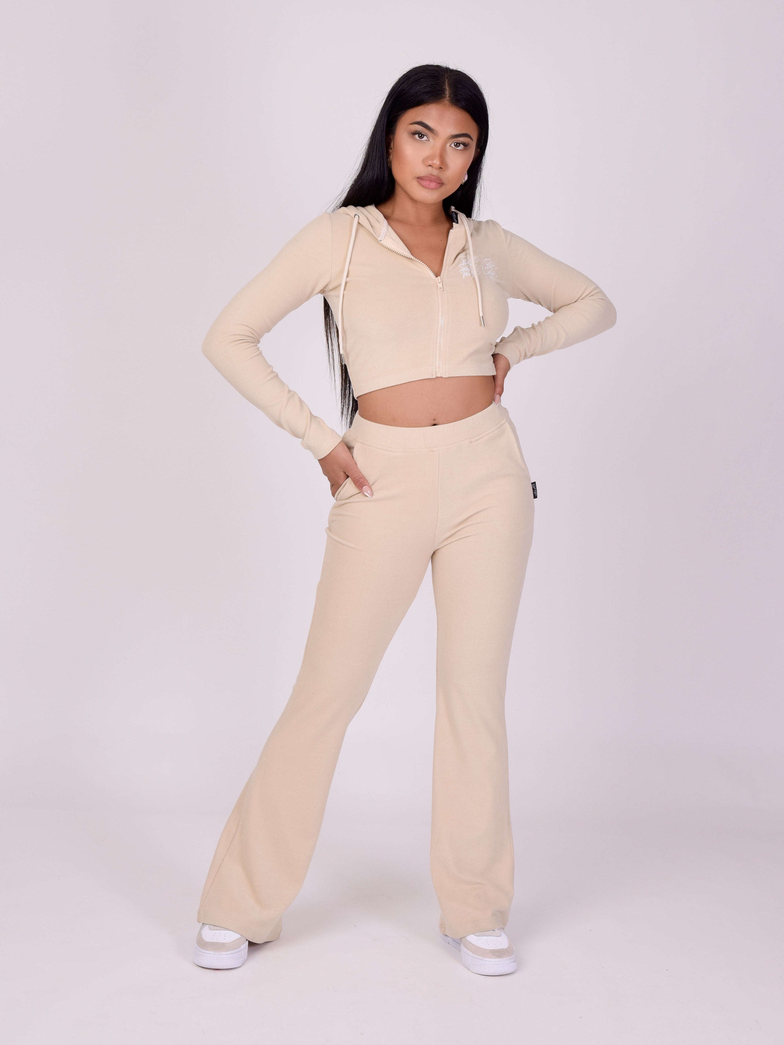f213110-beige-modelshot