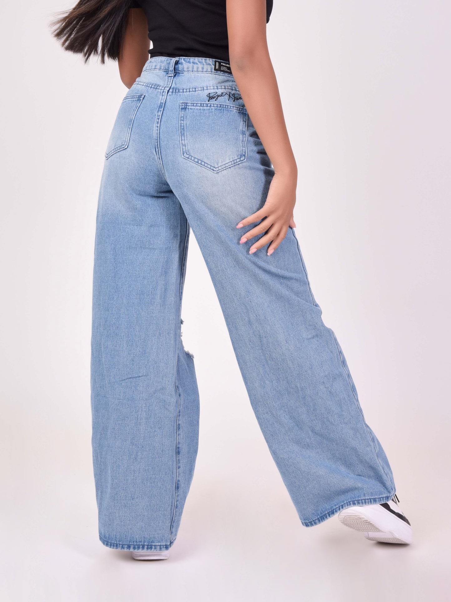 f2190030a-bleu-modelshot