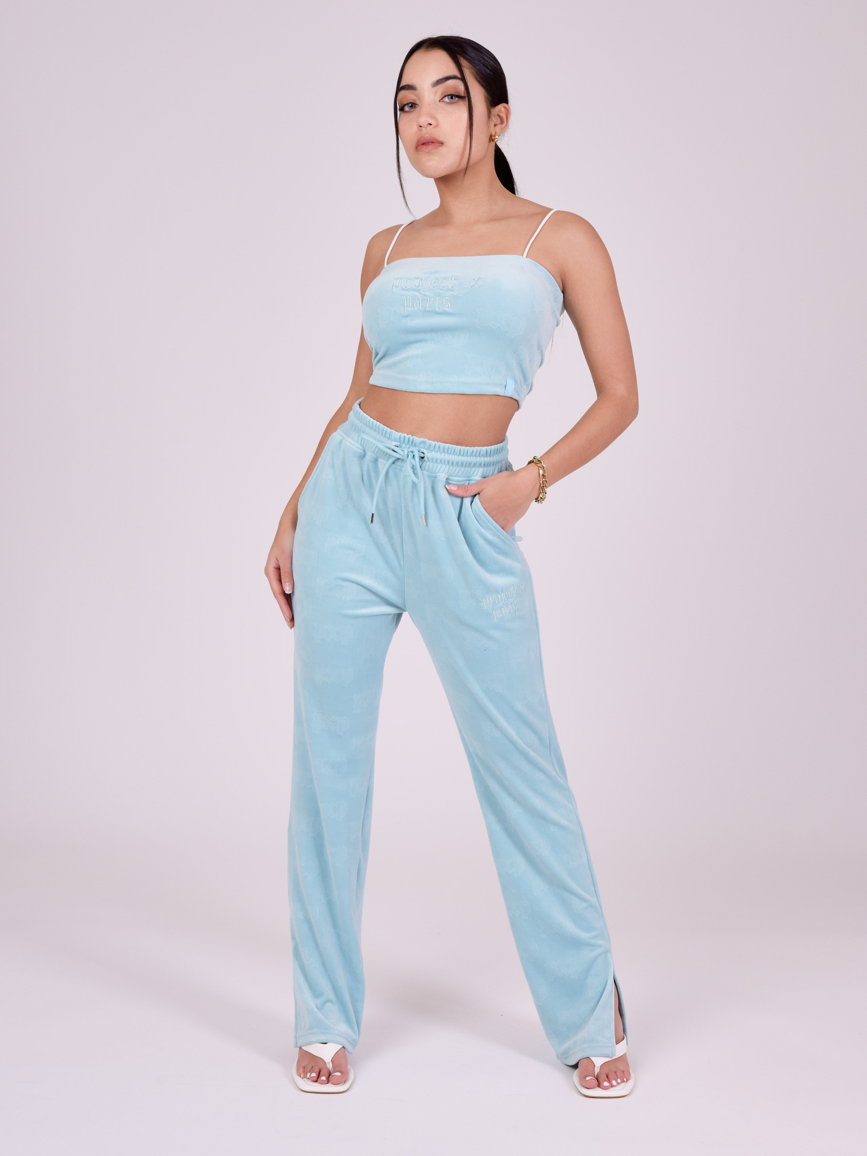 f221107-turquoise-modelshot