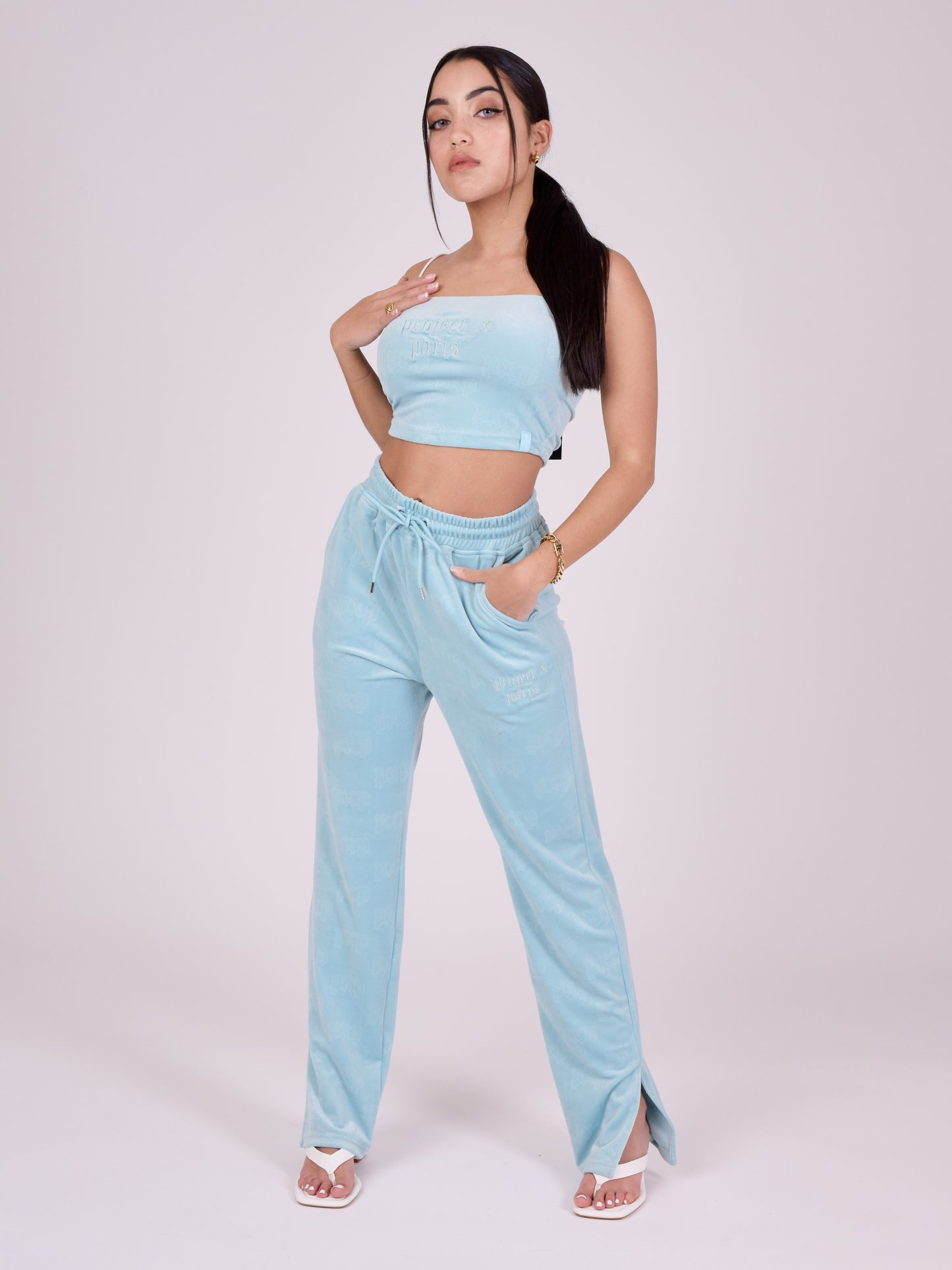 f221107-turquoise-modelshot