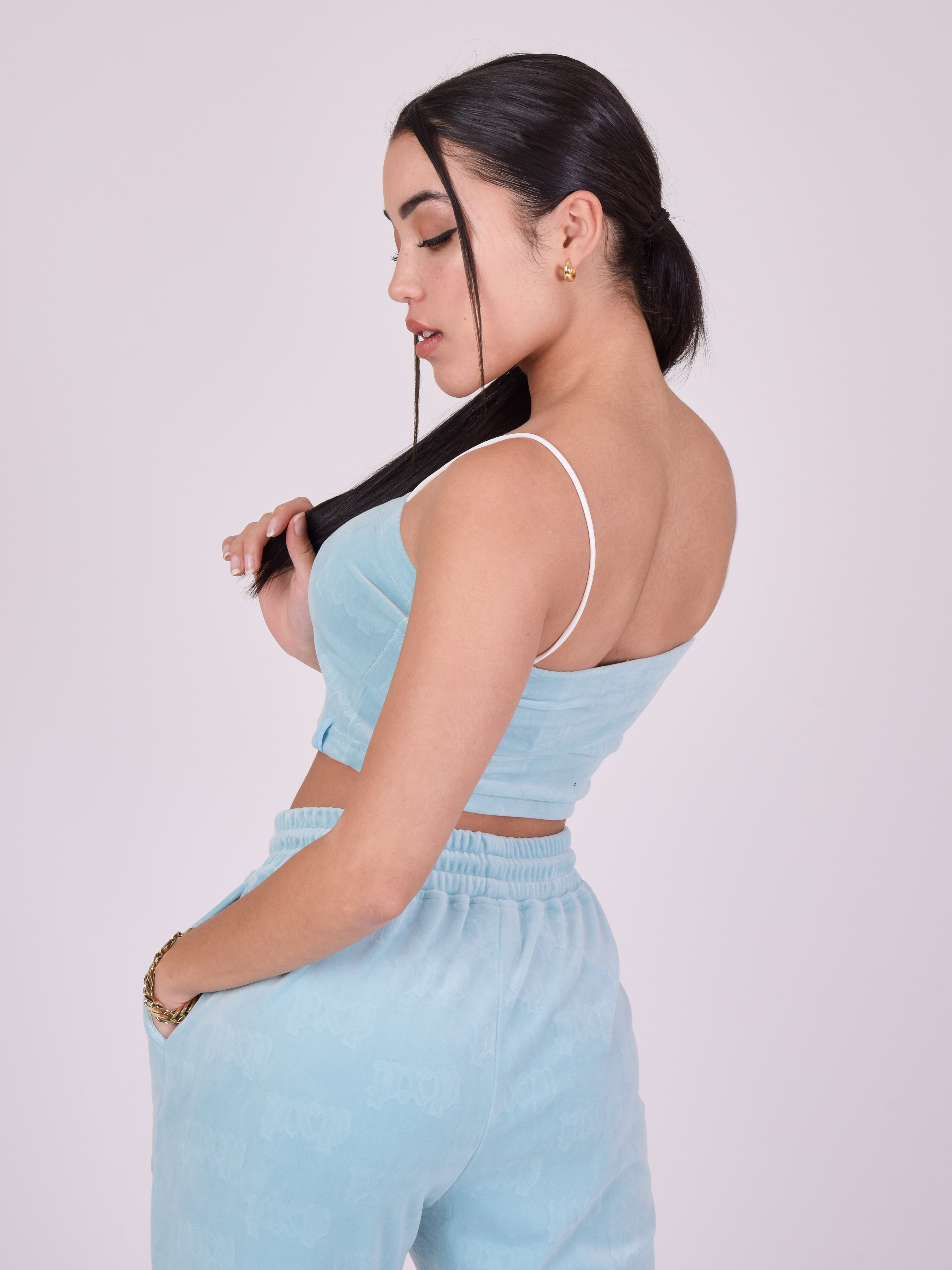 f221107-turquoise-modelshot