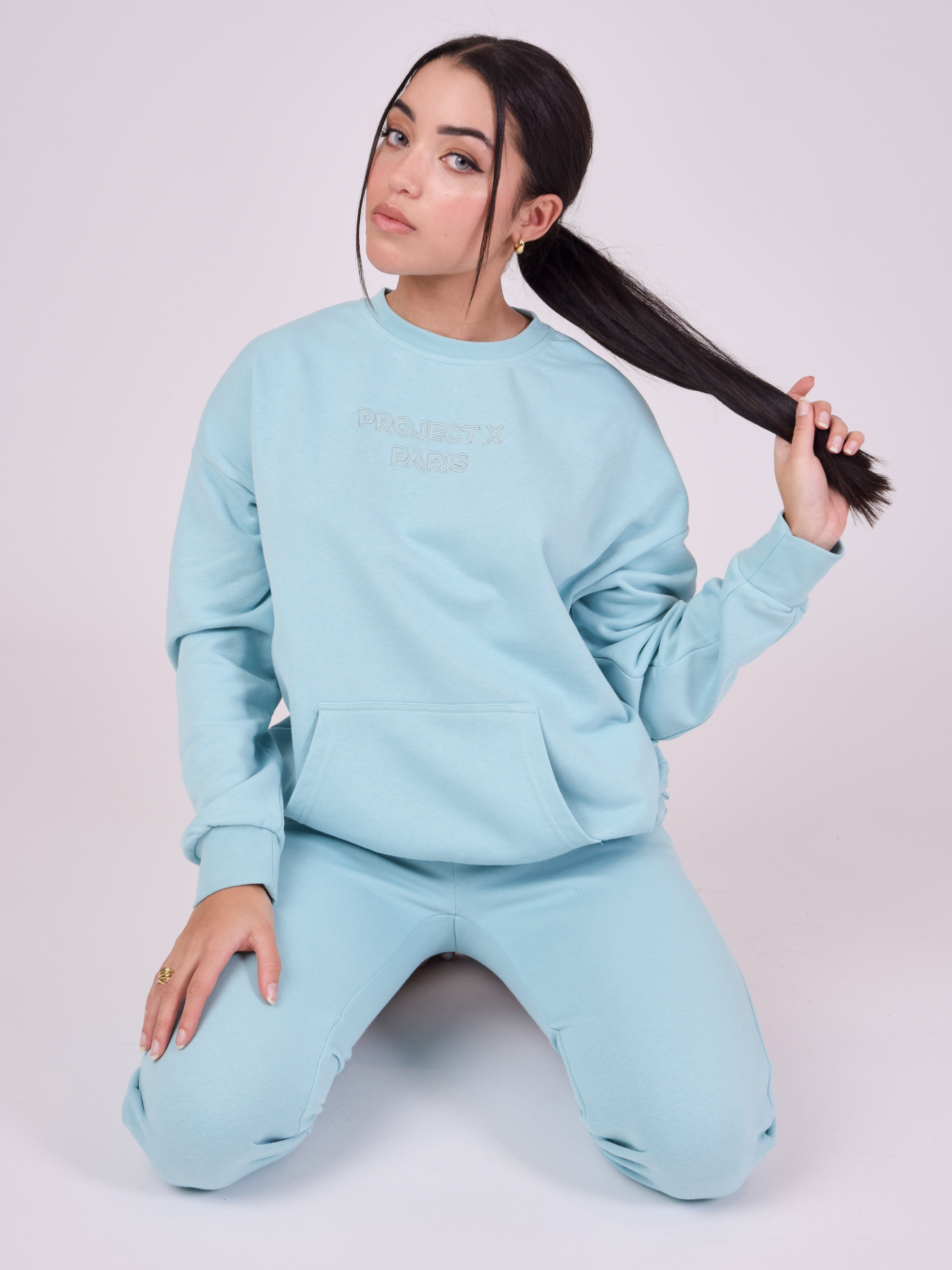 Sweatshirt com gola redonda e bordado em relevo-1