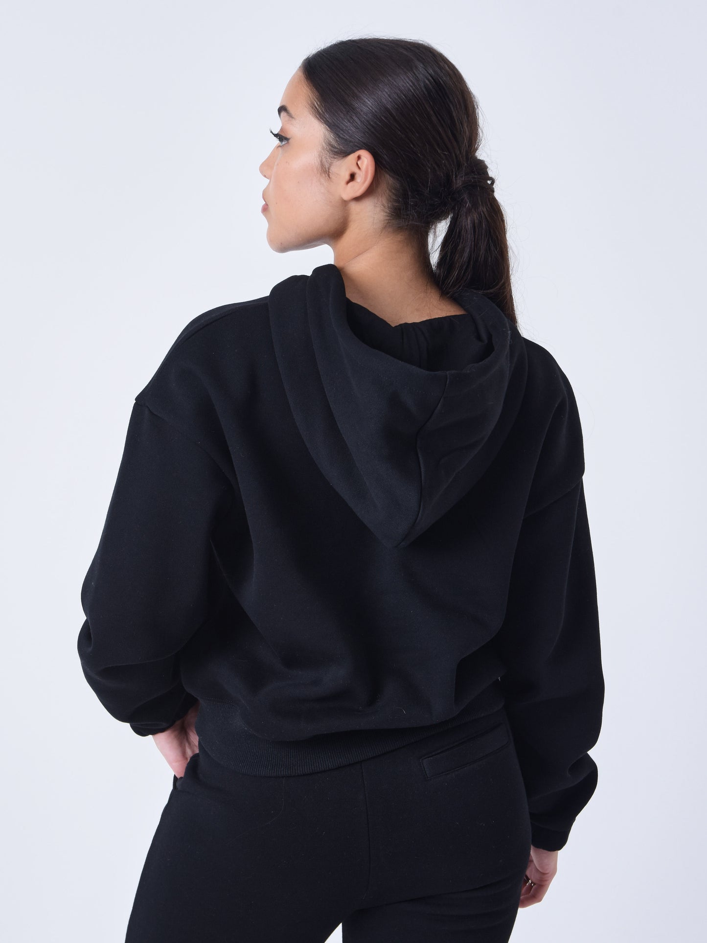 f222128-noir-modelshot