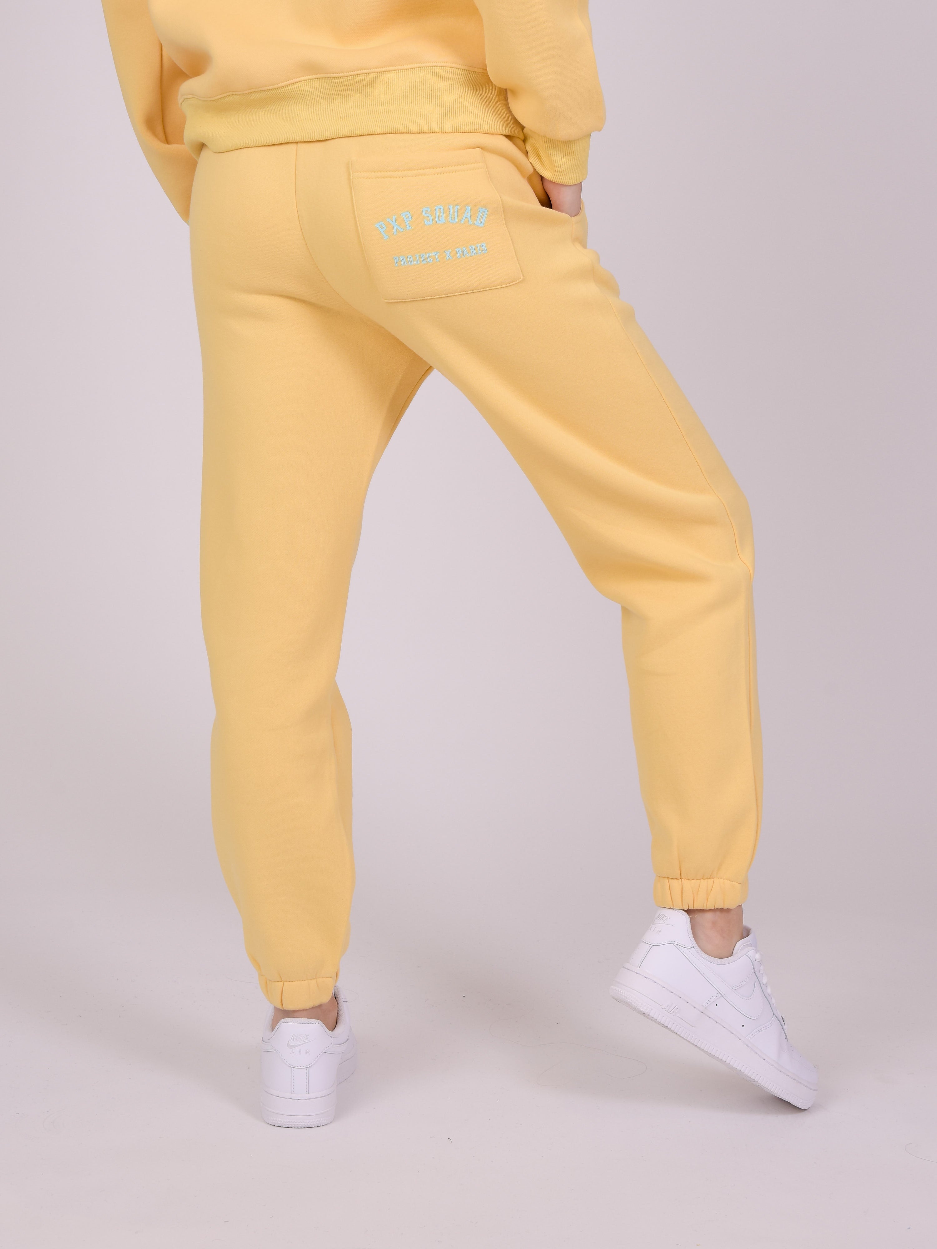 f224119-jaune-modelshot