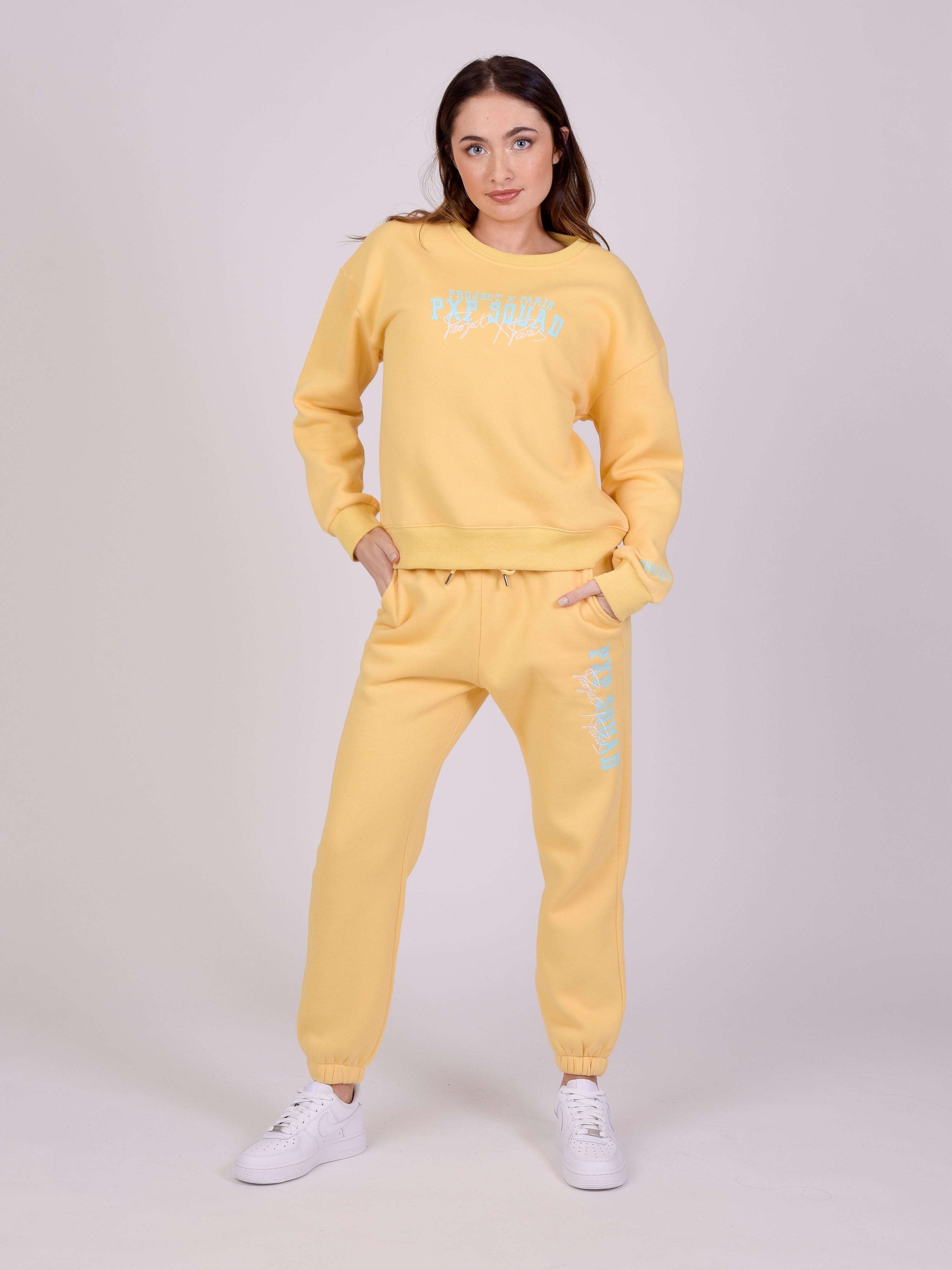 f224119-jaune-modelshot