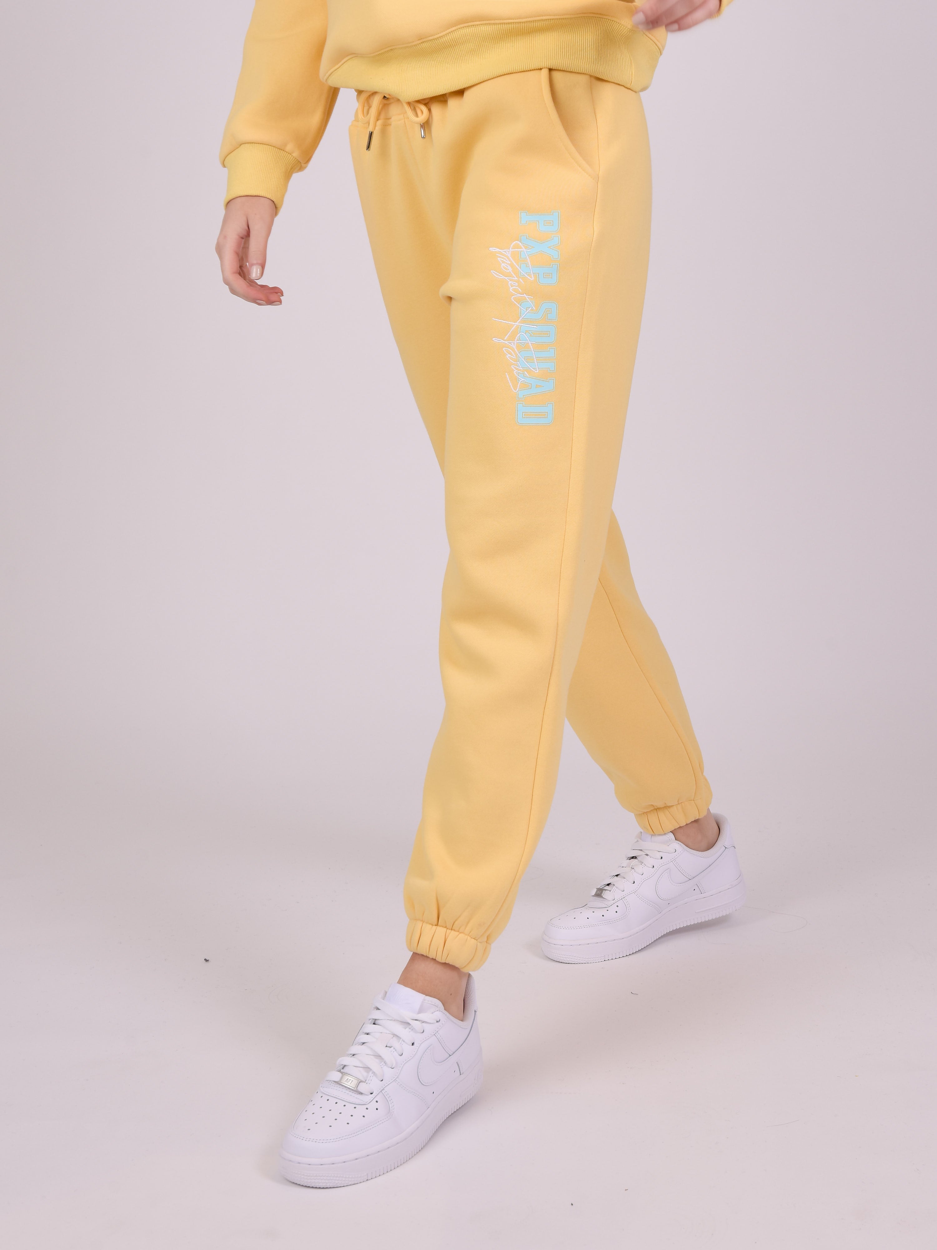 f224119-jaune-modelshot
