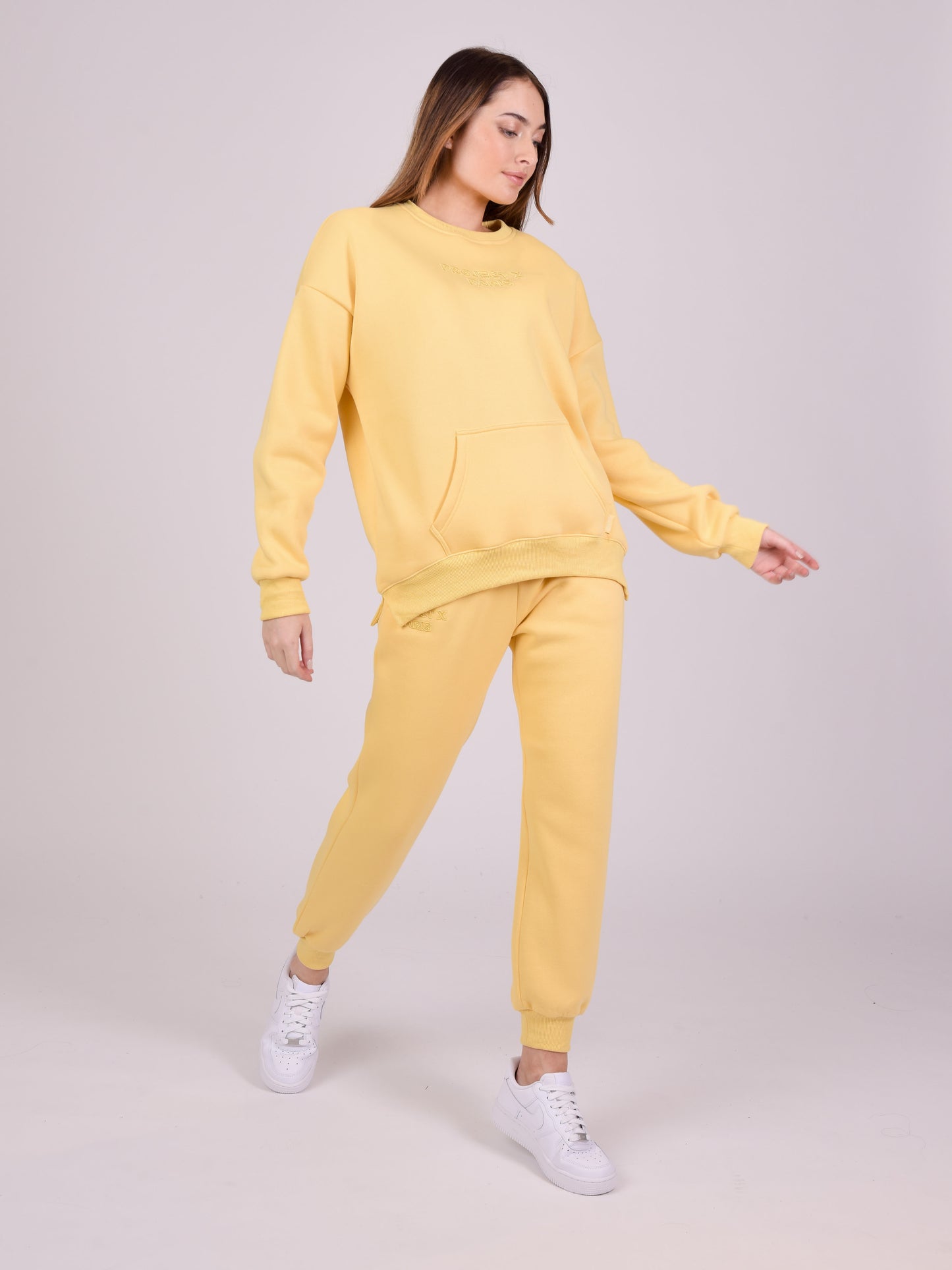 f224122-jaune-modelshot