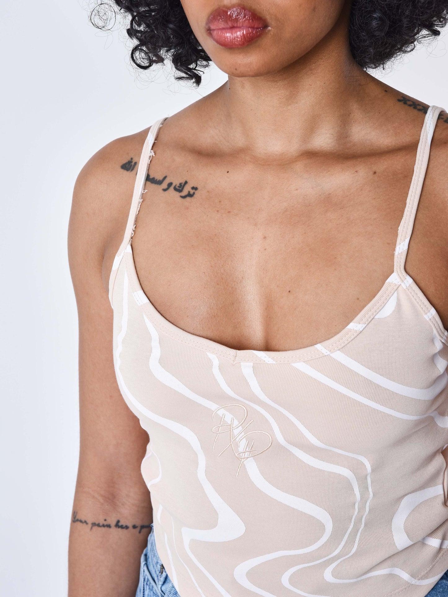 f231010-beige-modelshot