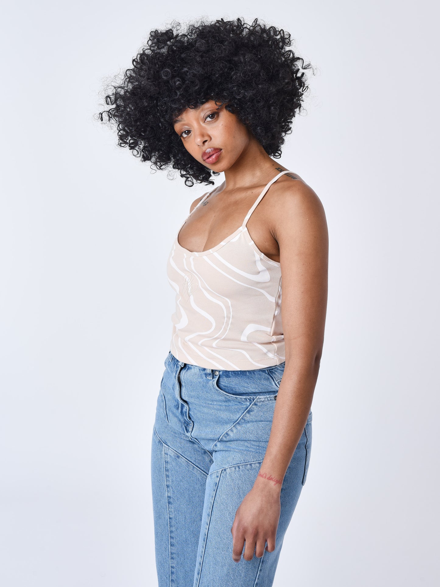 f231010-beige-modelshot