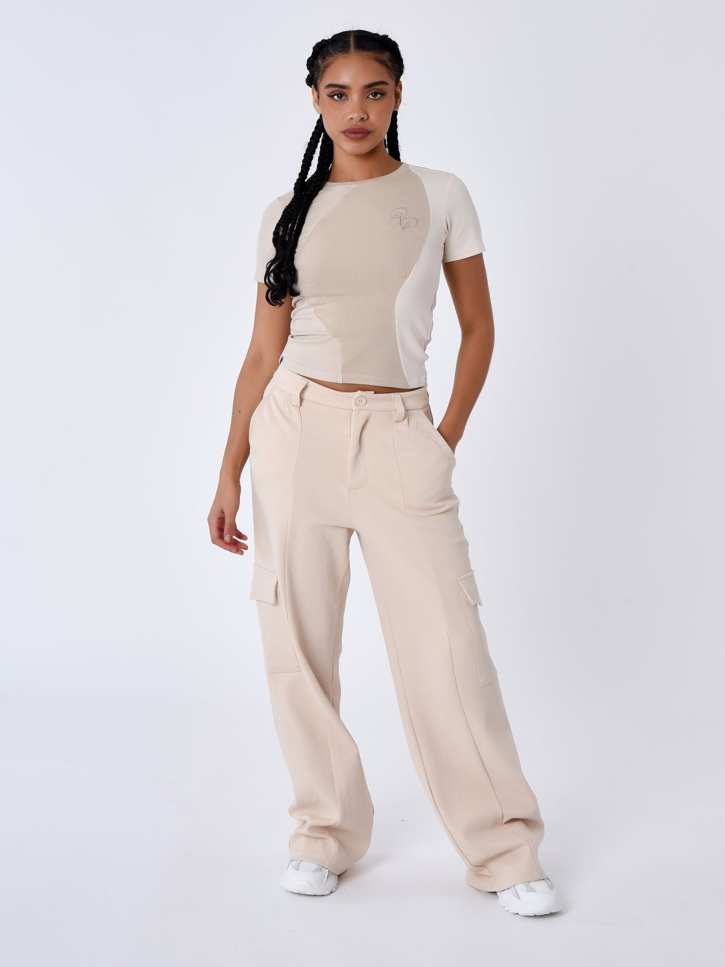 f231106-beige-modelshot